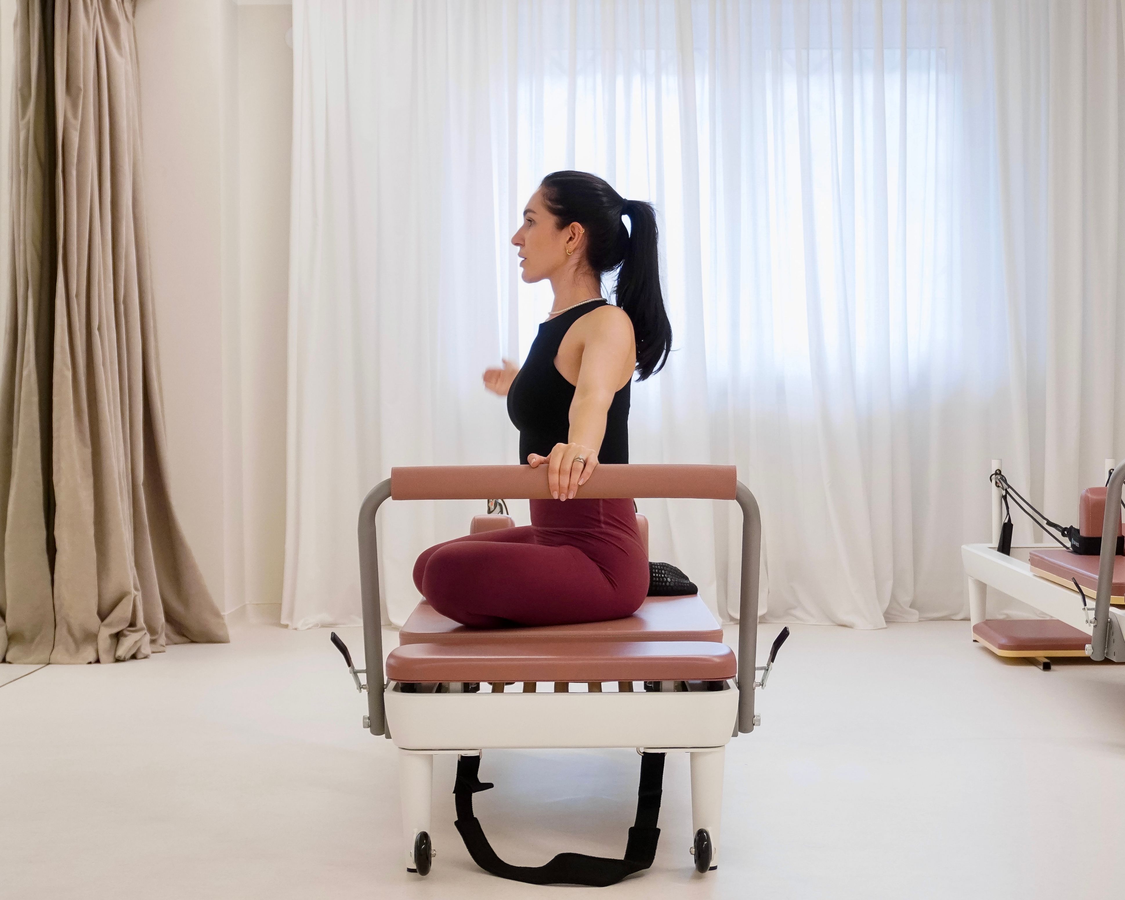 Postură Pilates pe aparatul Reformer