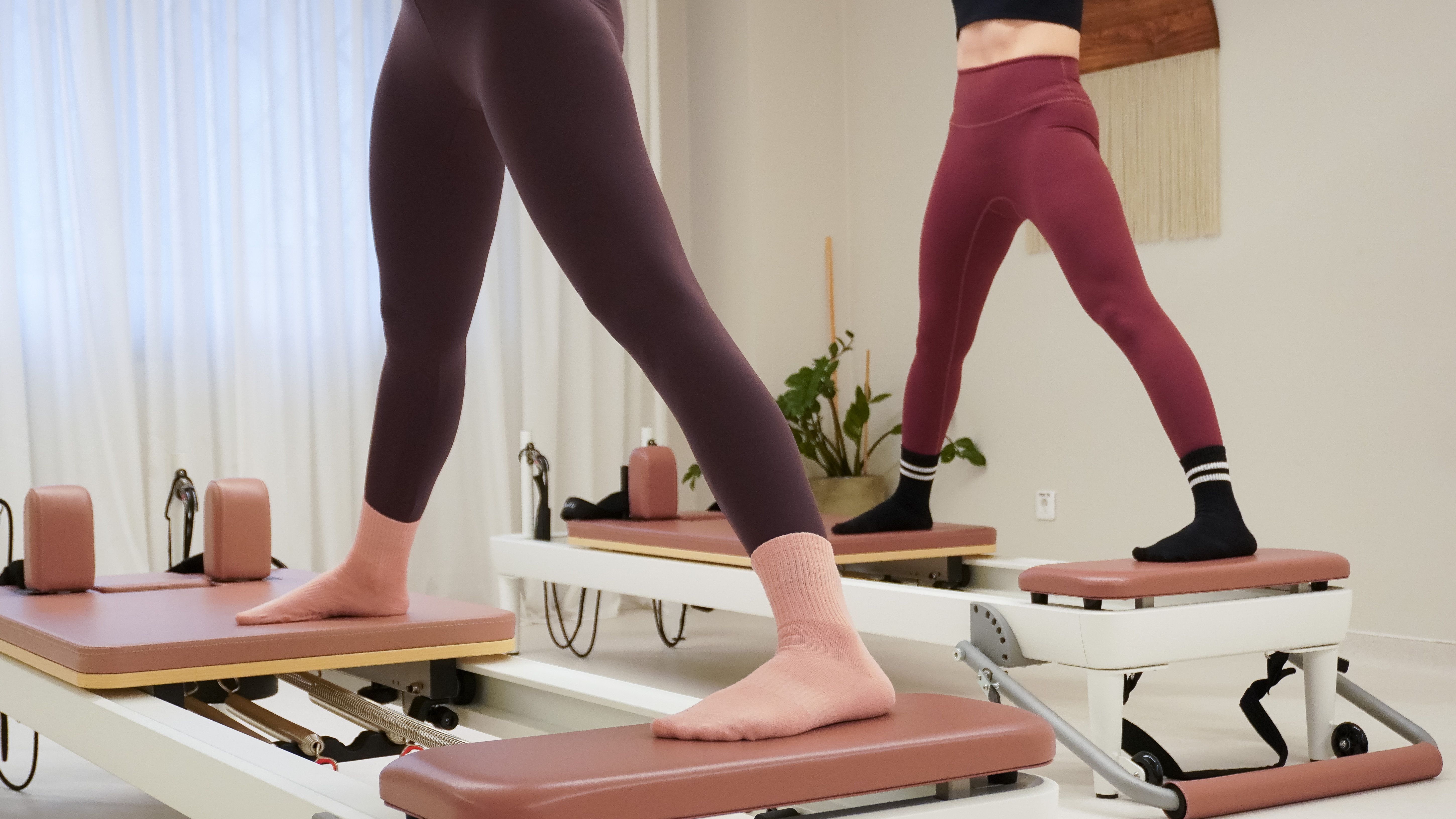 Oscilații laterale ale picioarelor pe platforma aparatului Reformer în mișcare