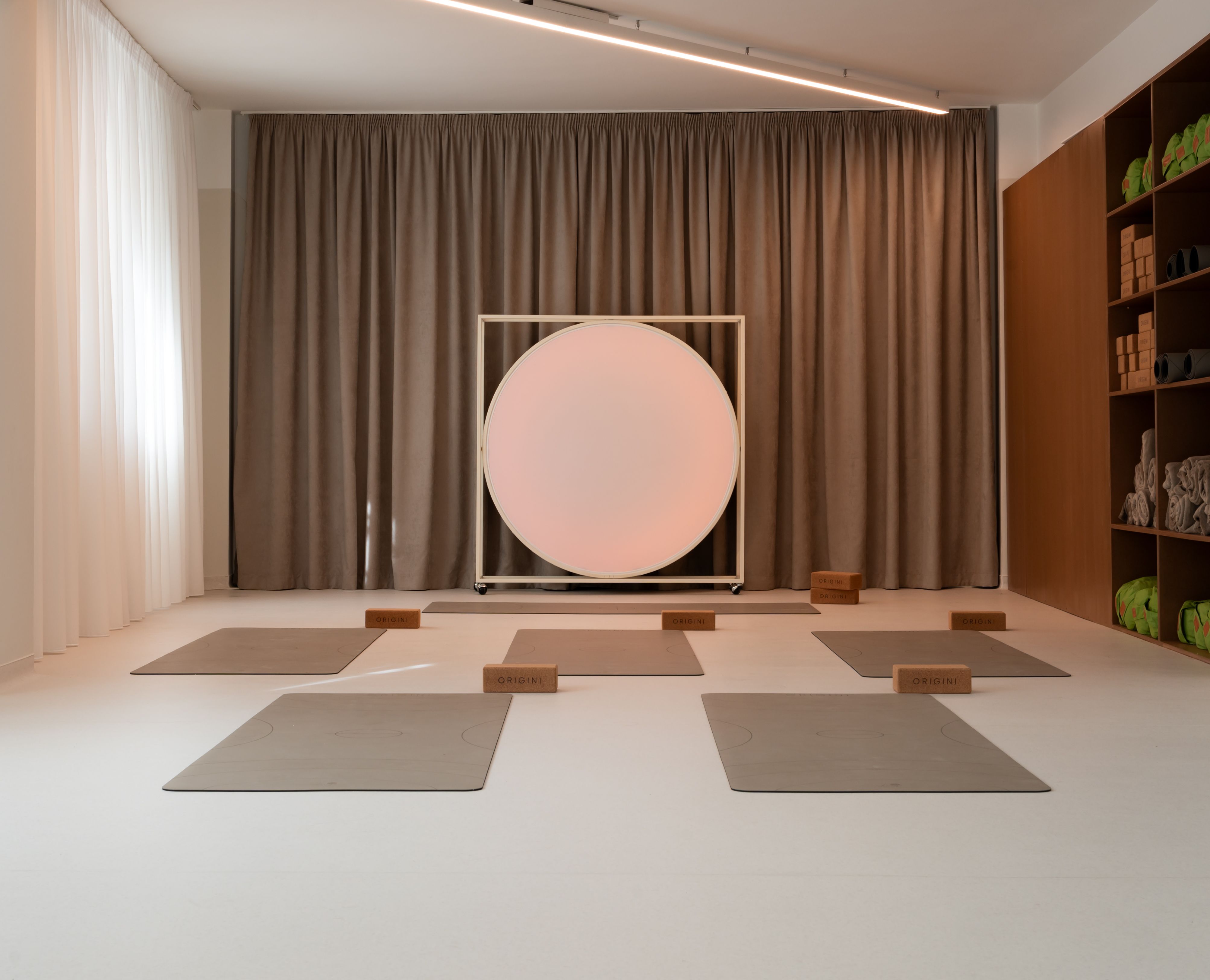 Sala principală ORIGINI Hub pe timp de zi