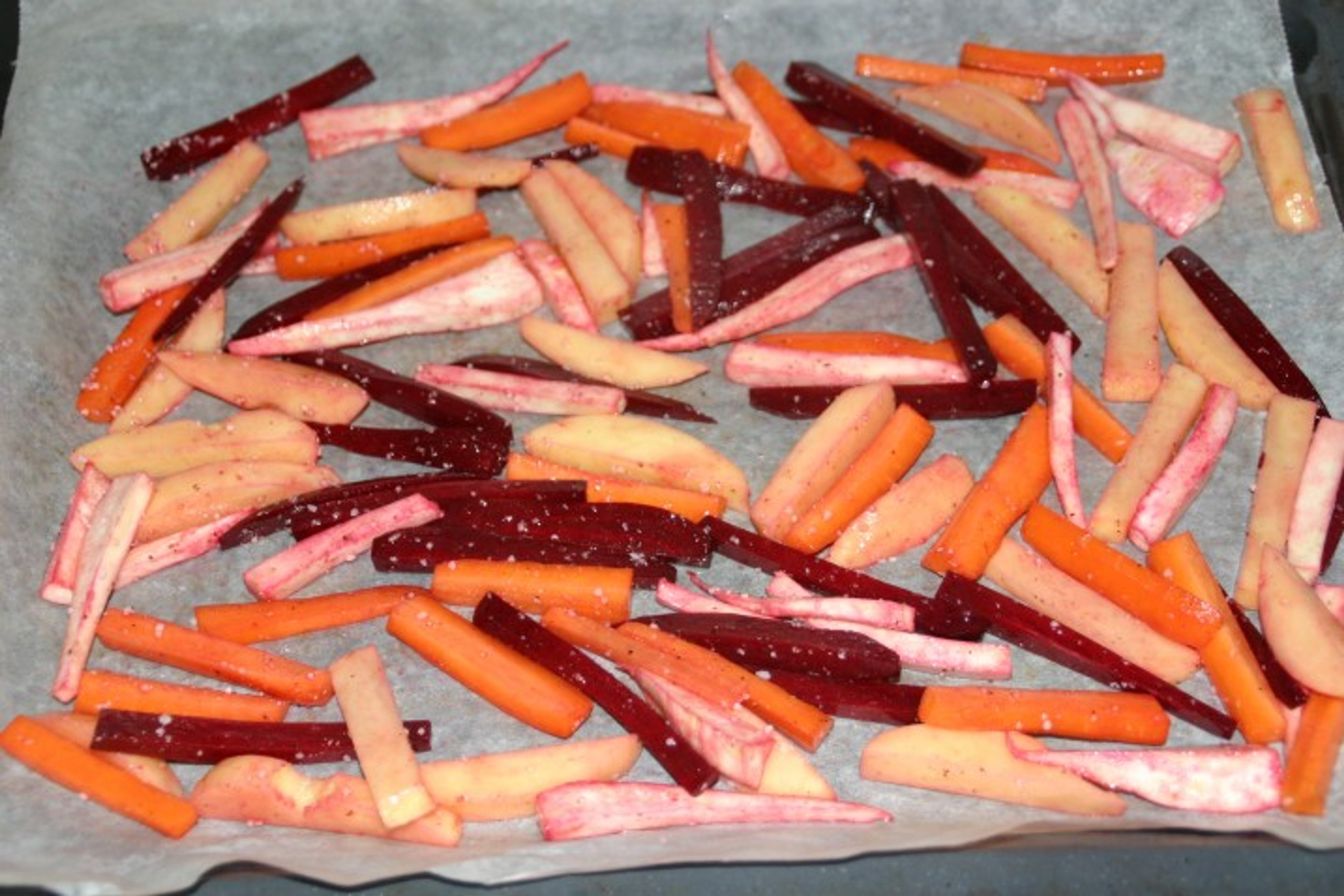 Sprød fisk med rodfrugtsfritter og hvidløgsdip