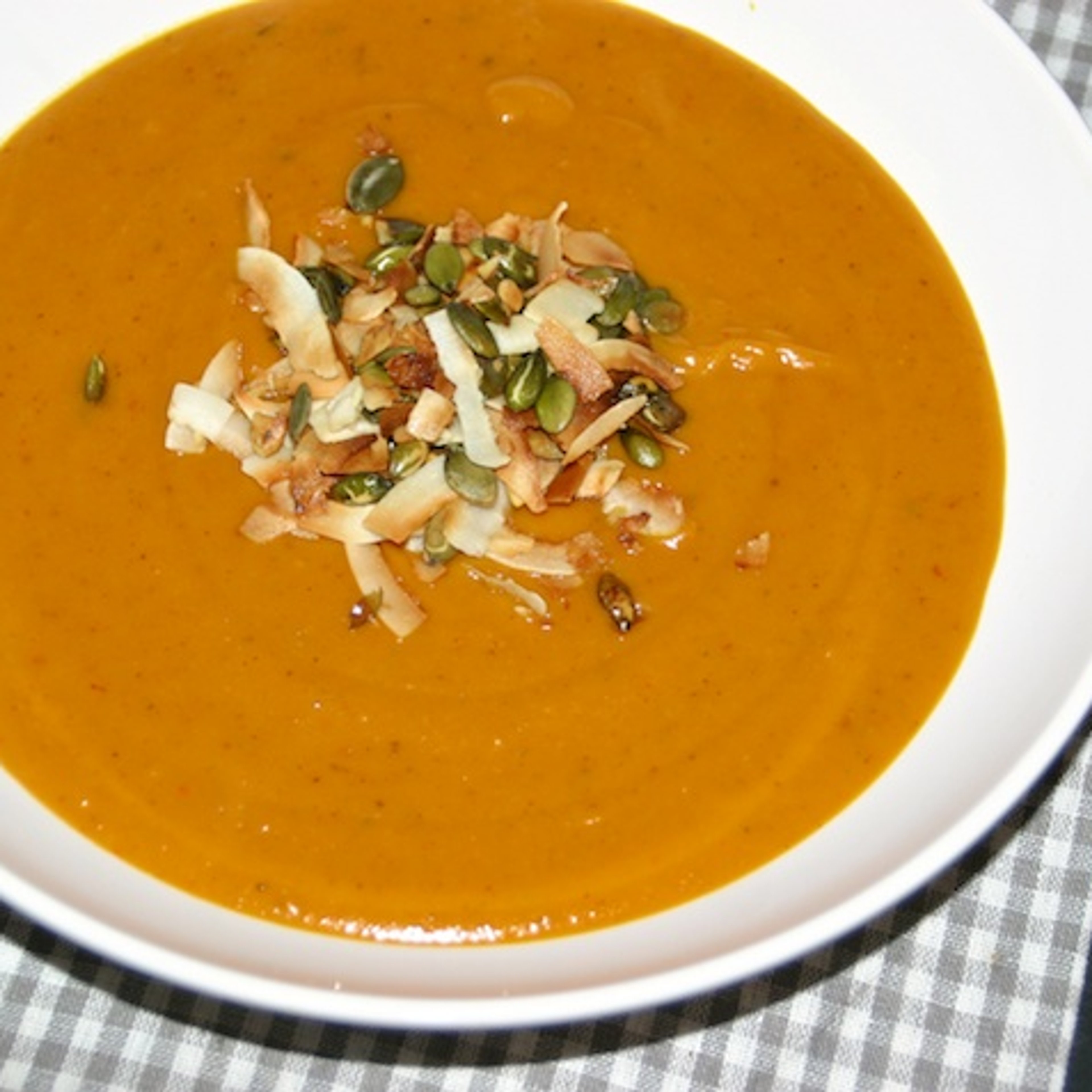 Græskarsuppe med kokos, chili og appelsin