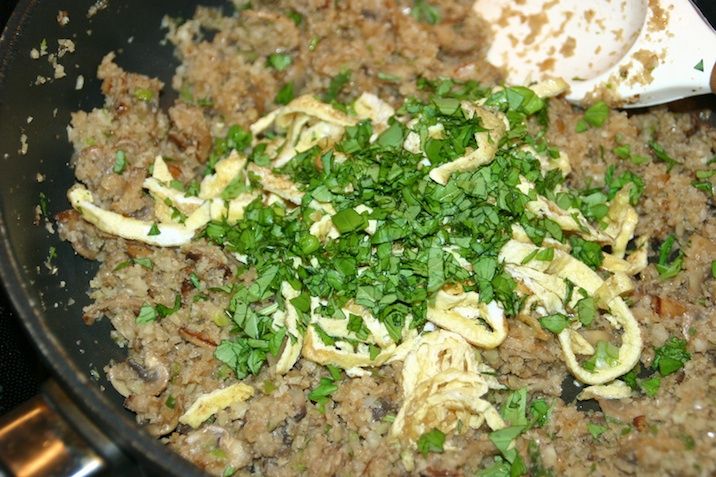 Stegte asiatiske blomkålsris med bacon og æg