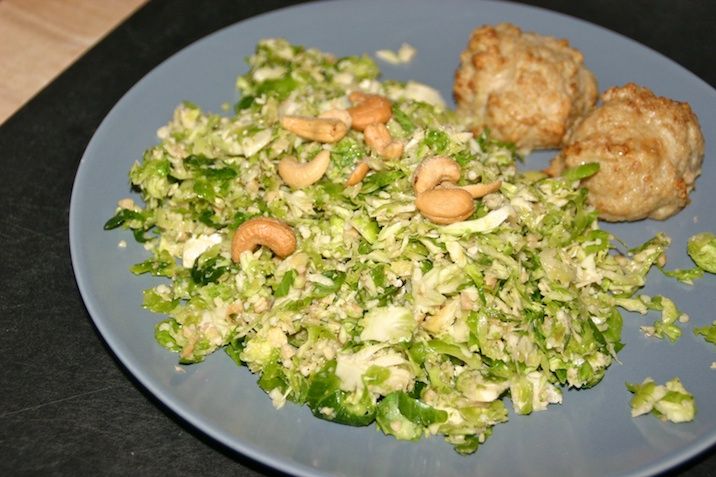 Rosenkålssalat med parmesan og cashews