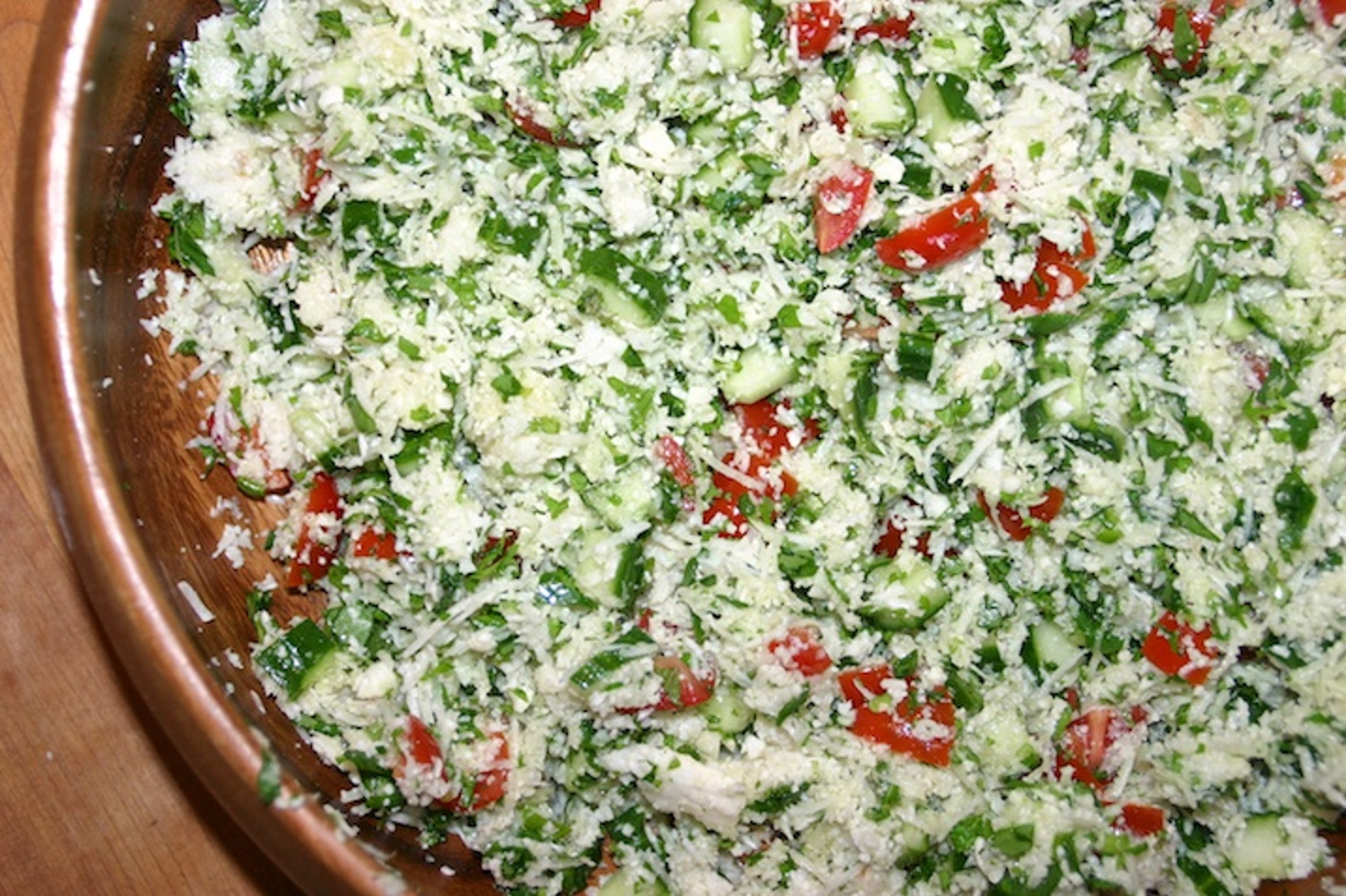 Citron- og ingefærkylling med blomkålstabouleh og yoghurtcreme med tahin