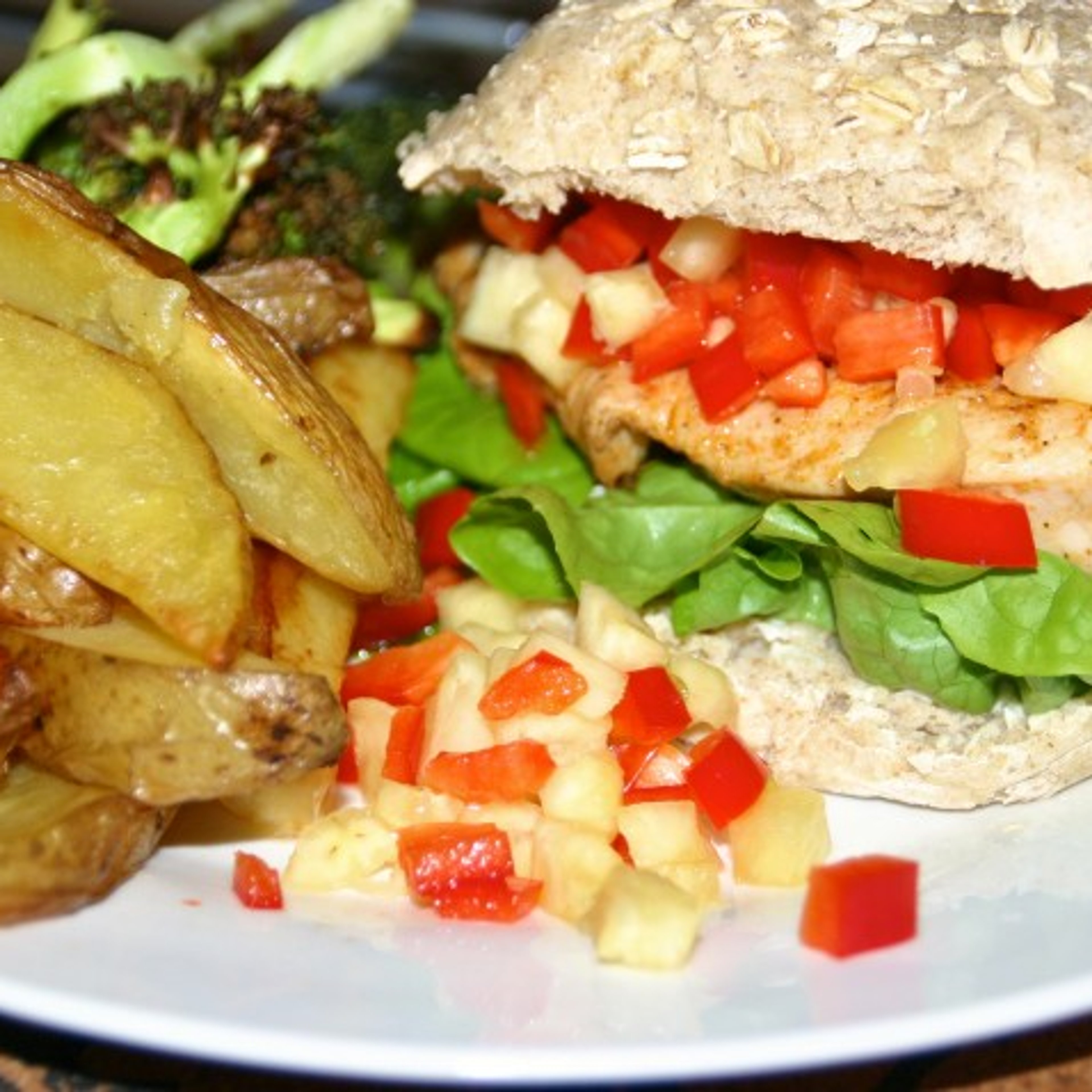Cajun kyllingeburgere med ananas- og peberfrugtsalsa, kartoffelbåde og ristet broccoli