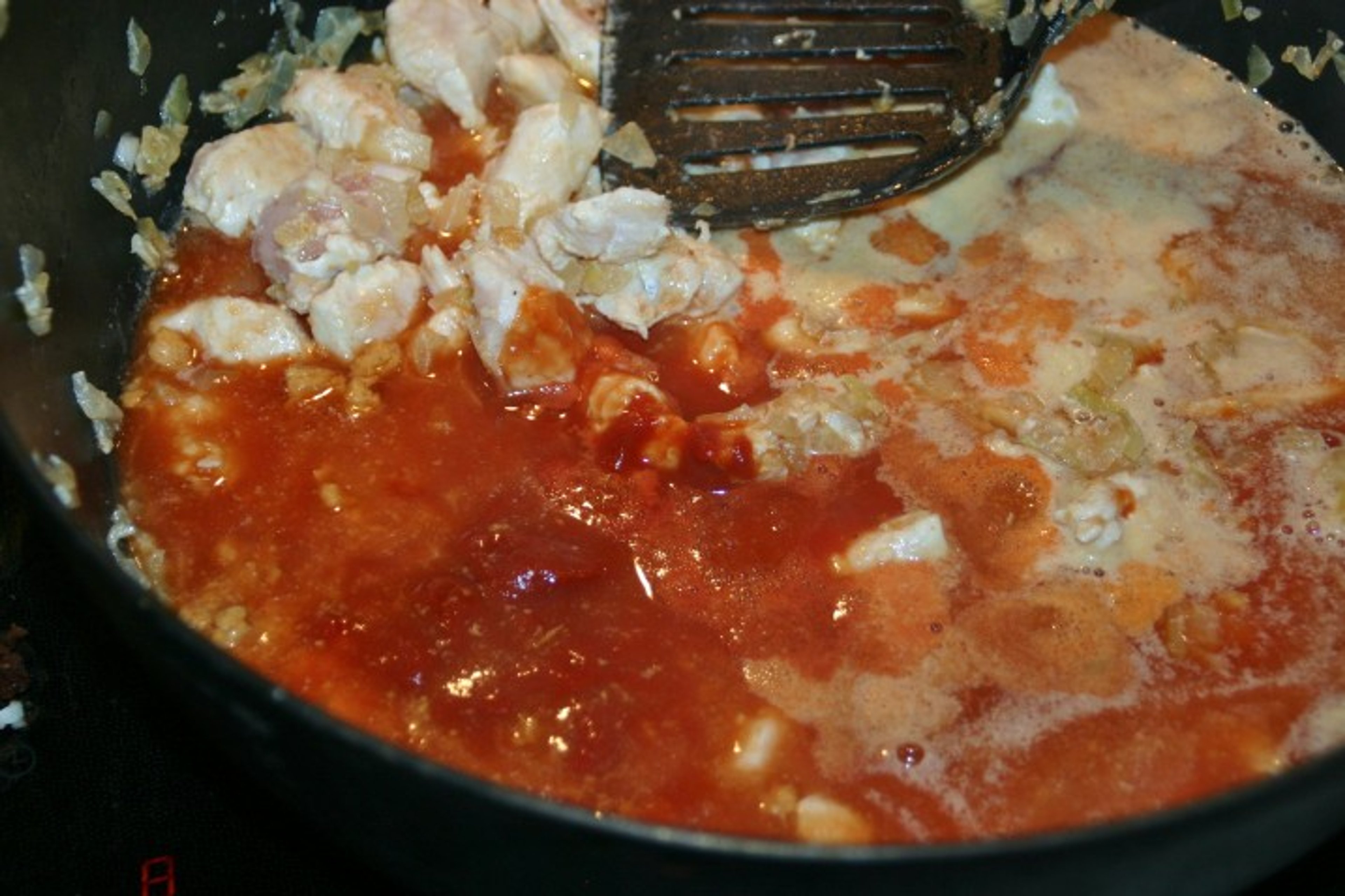 Kylling i peanutbuttersauce med rødkålssalat