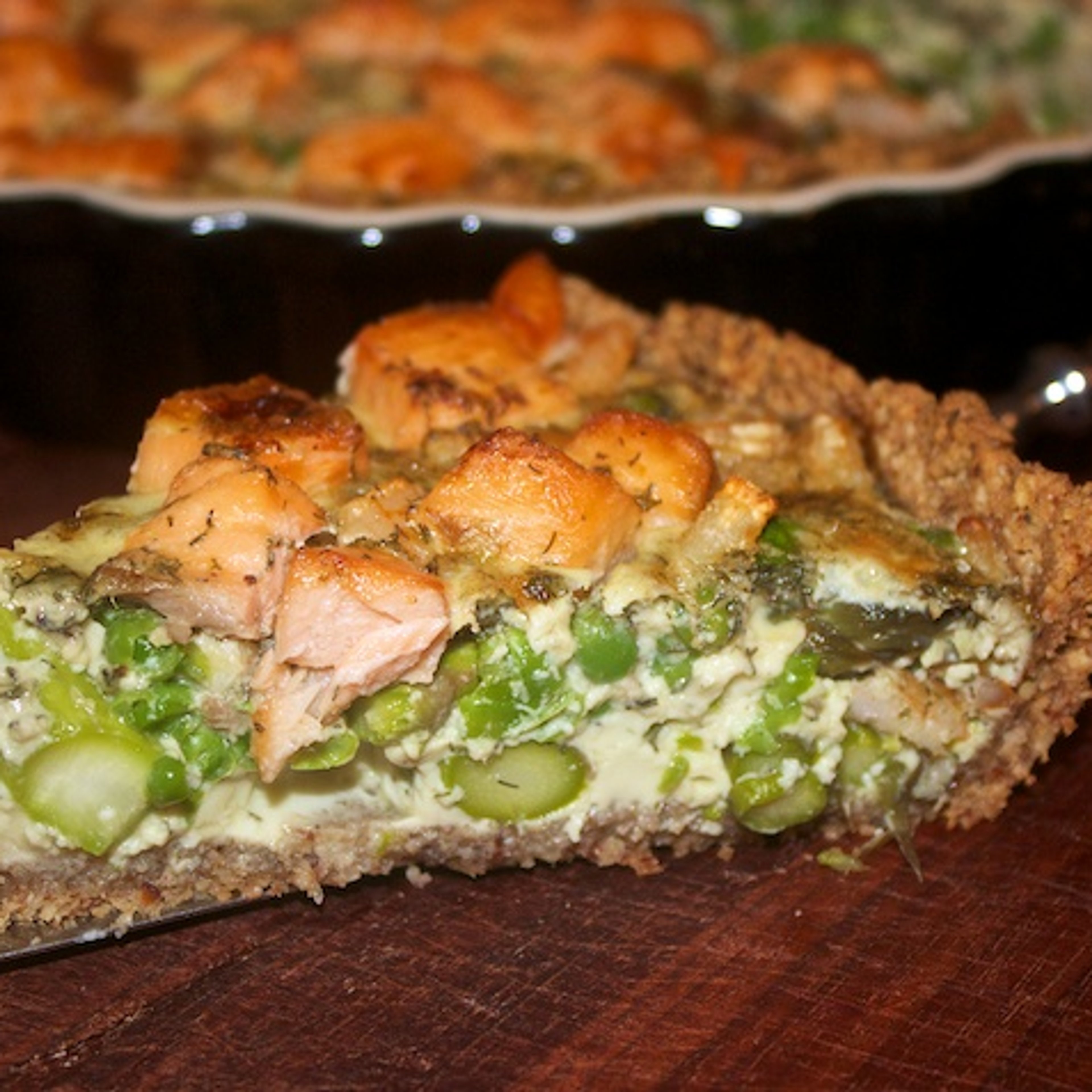 Seafoodtærte = tærte med grønne asparges, laks, rejer og ærter