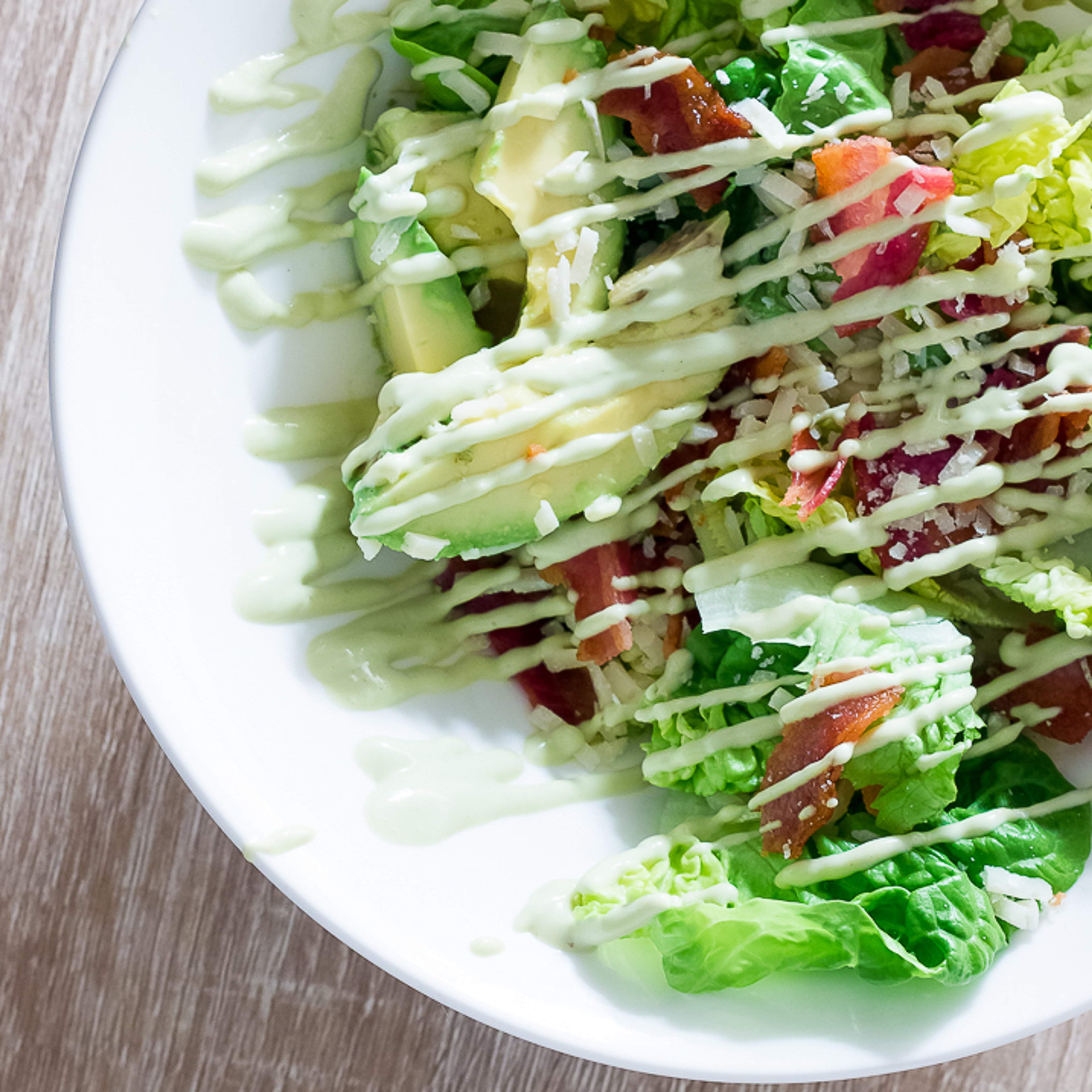 Grøn salat med grønnere avocadodressing