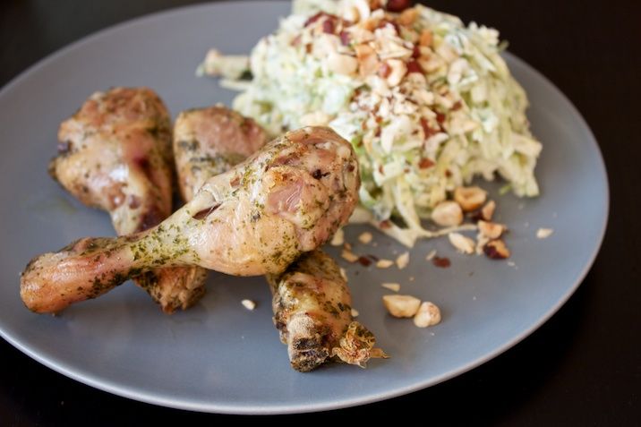 Saltede kyllingelår med ramsløg og luksus-coleslaw