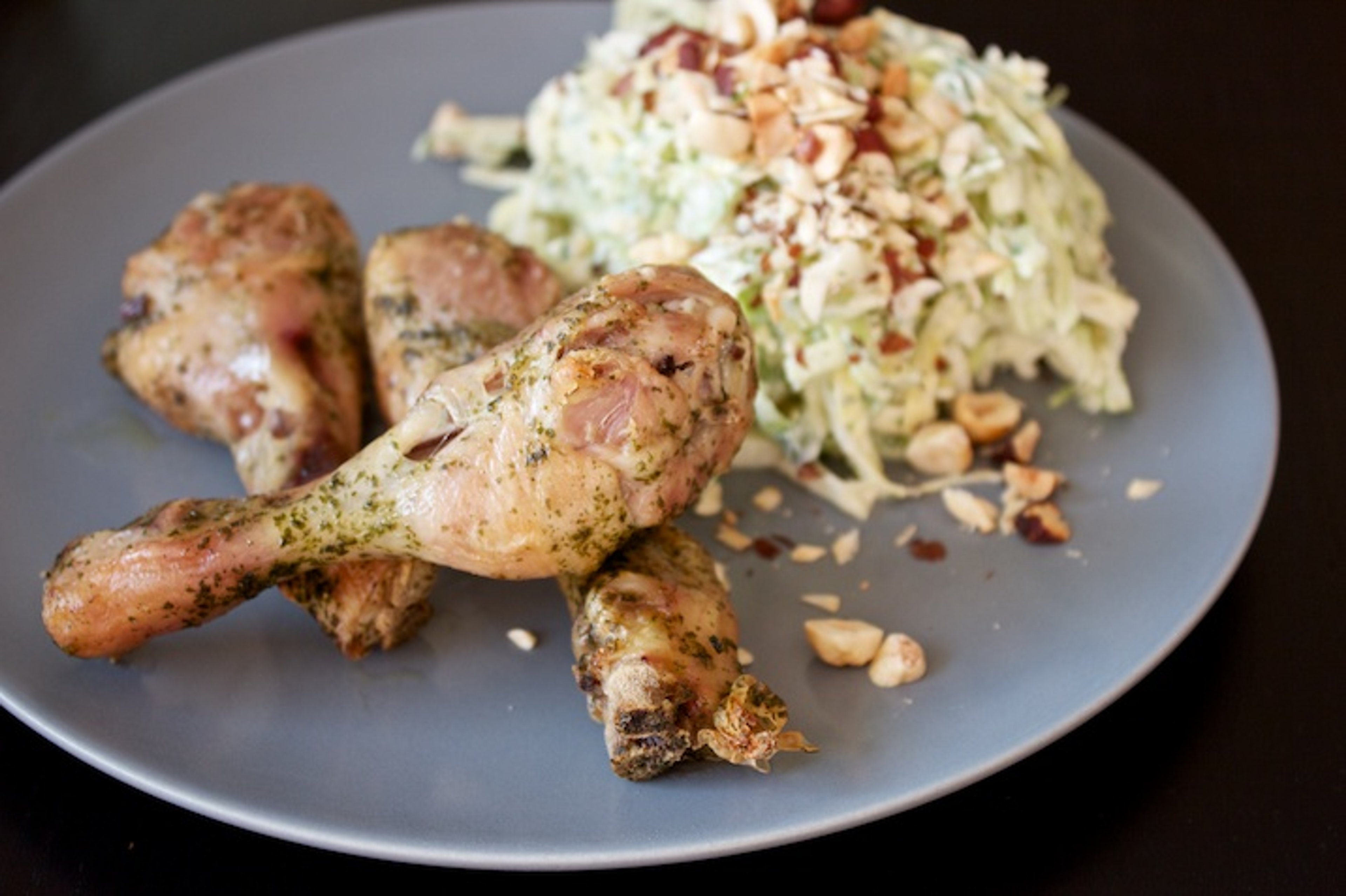 Saltede kyllingelår med ramsløg og luksus-coleslaw