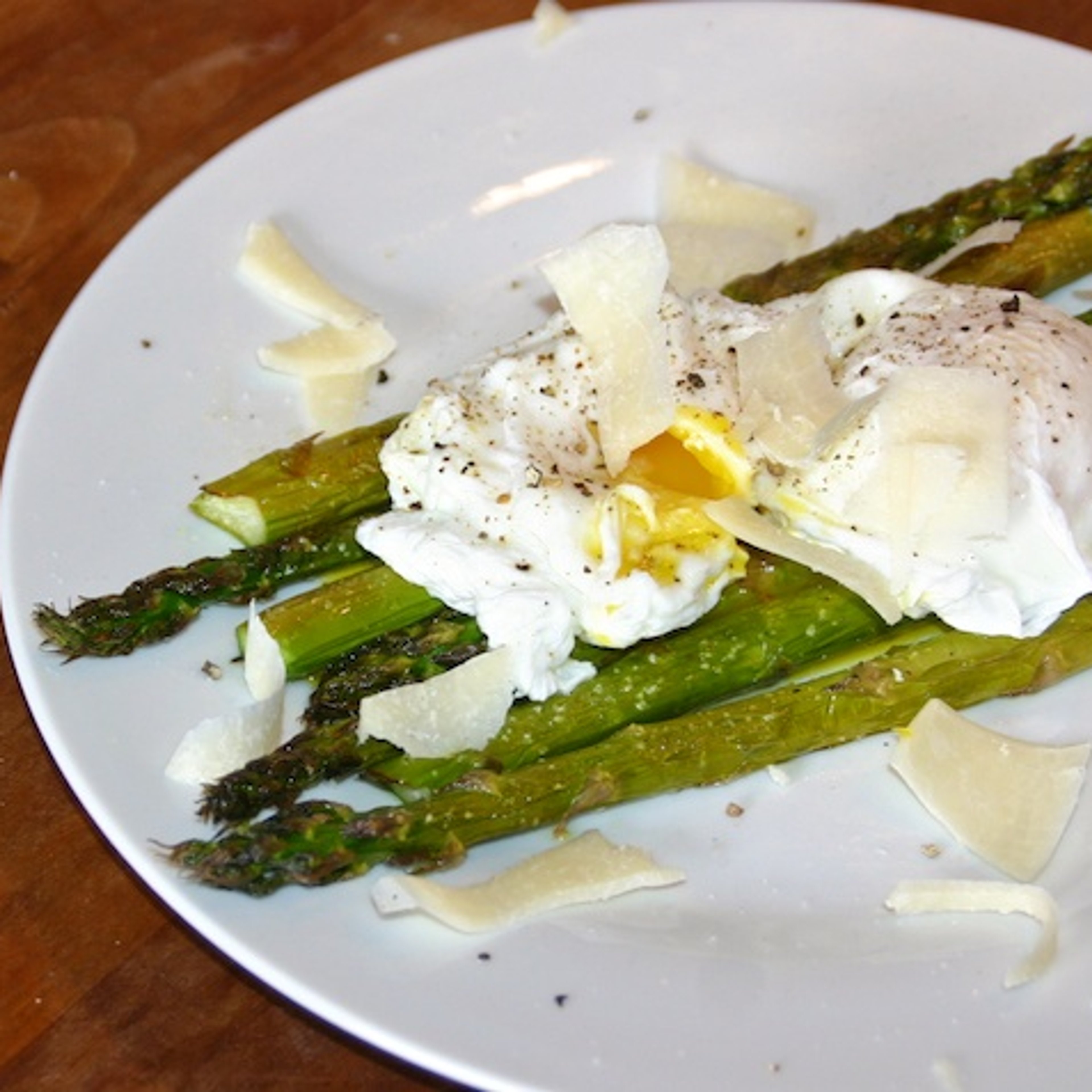 Bagte grønne asparges med pocherede æg og parmesan