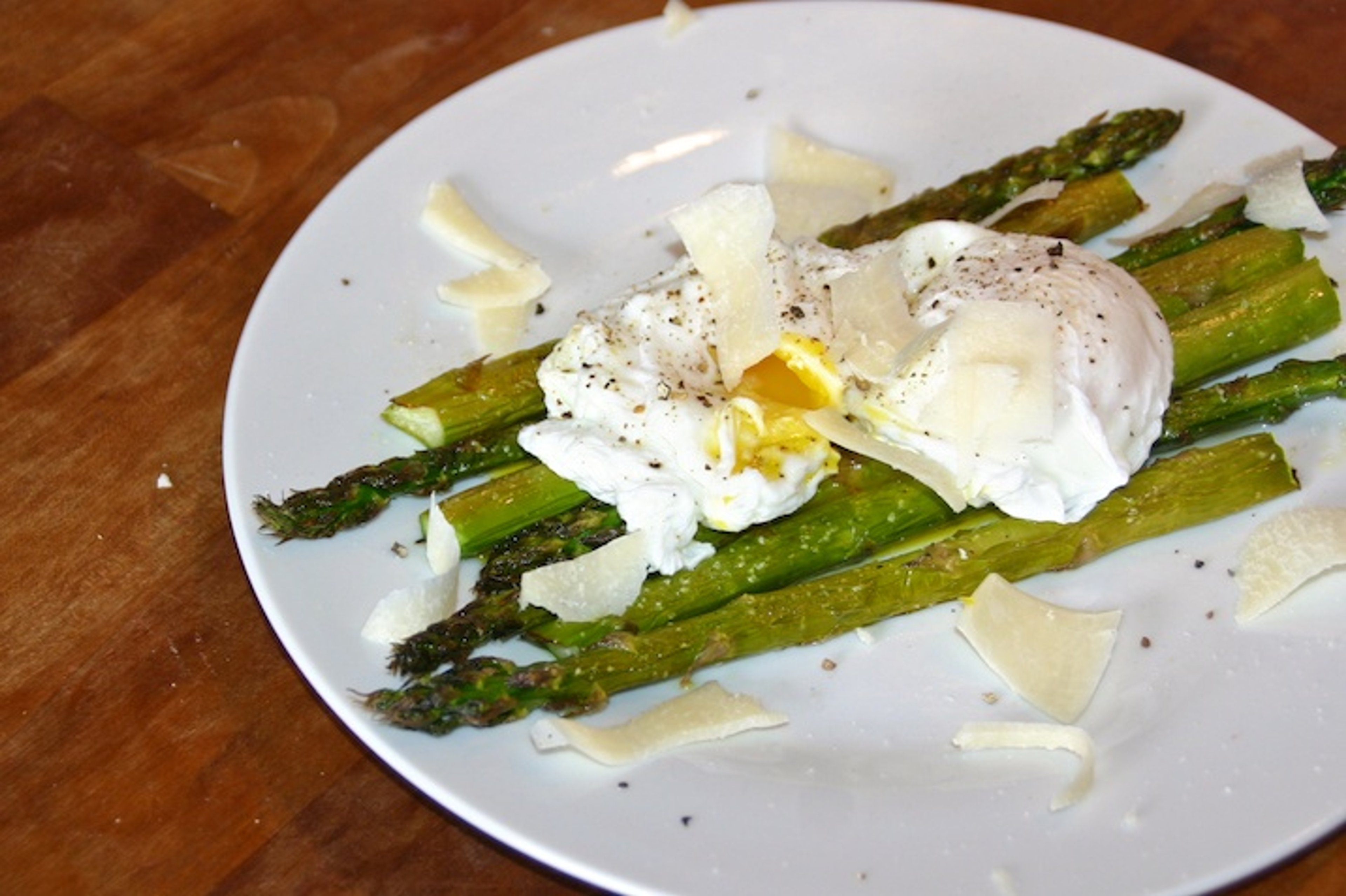 Bagte grønne asparges med pocherede æg og parmesan