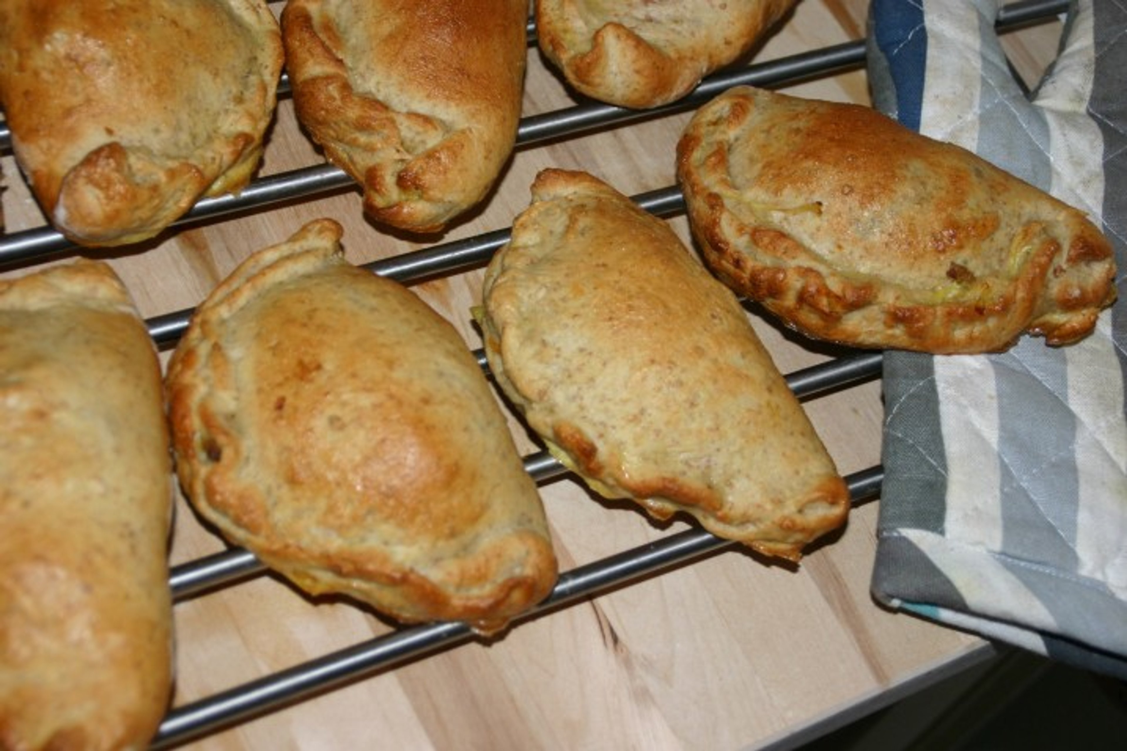 Grove pirogger med krydret kylling, gulerødder og spidskål