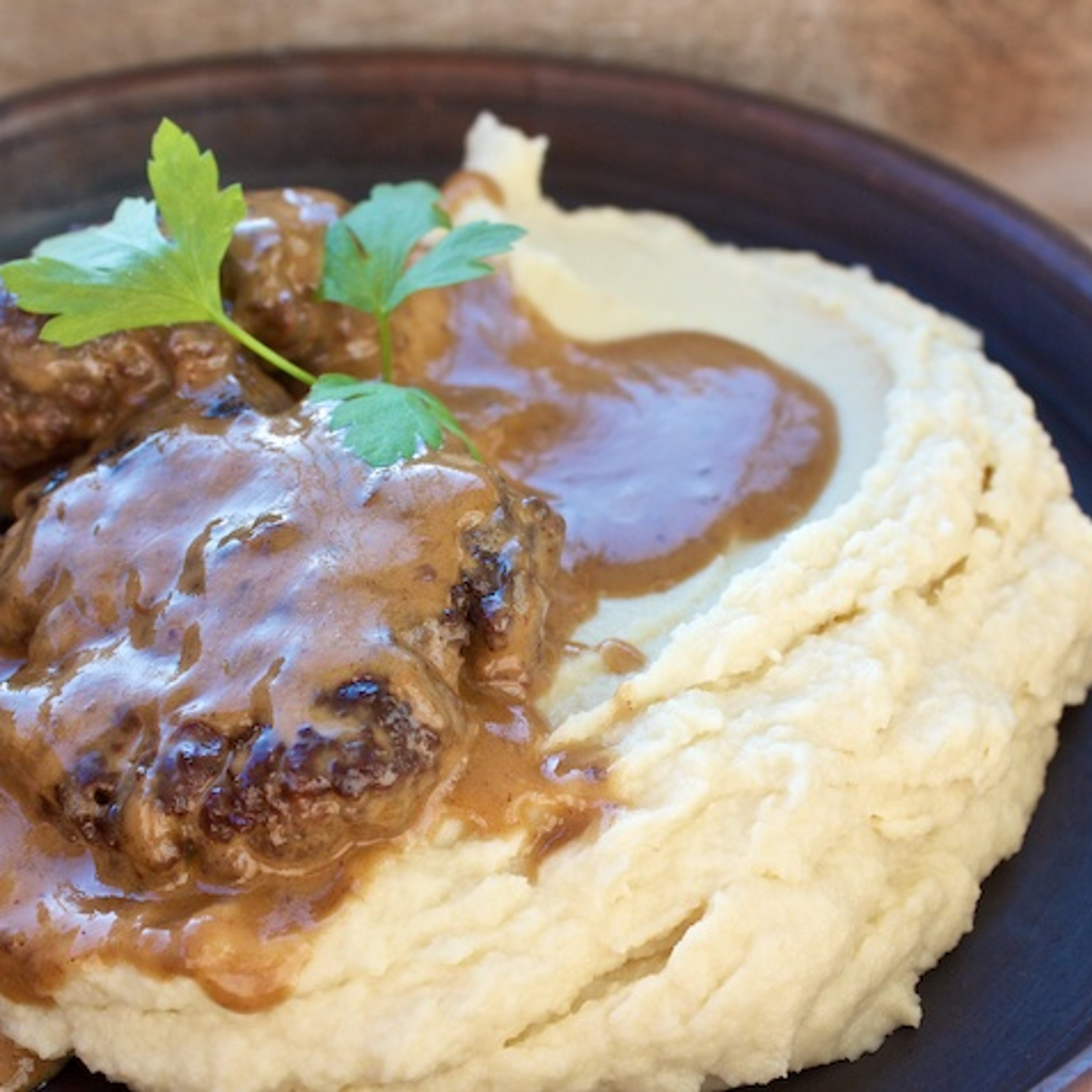 Hakkebøffer med brun sovs og blomkålsmos