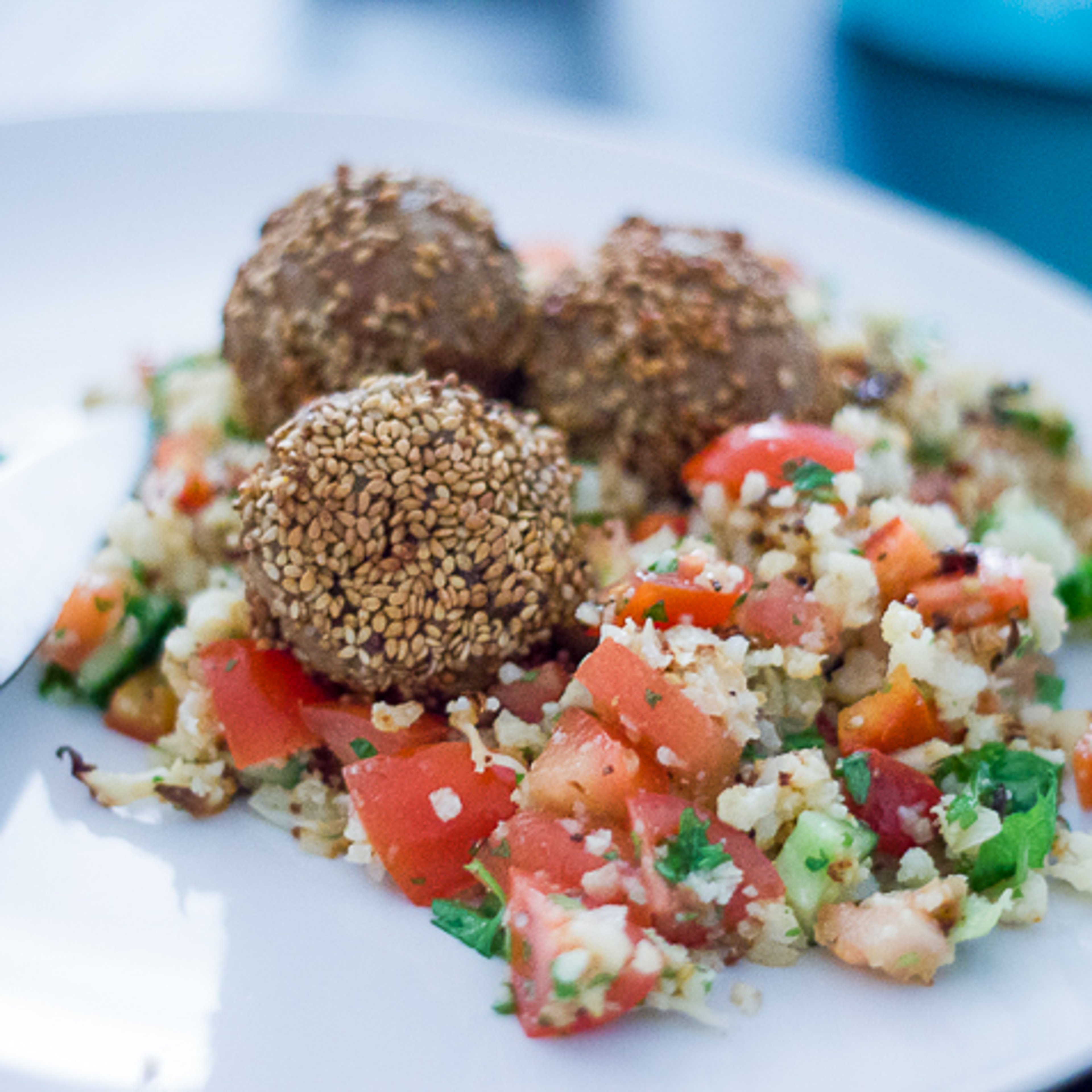 Indonesiske frikadeller og blomkålstabbouleh