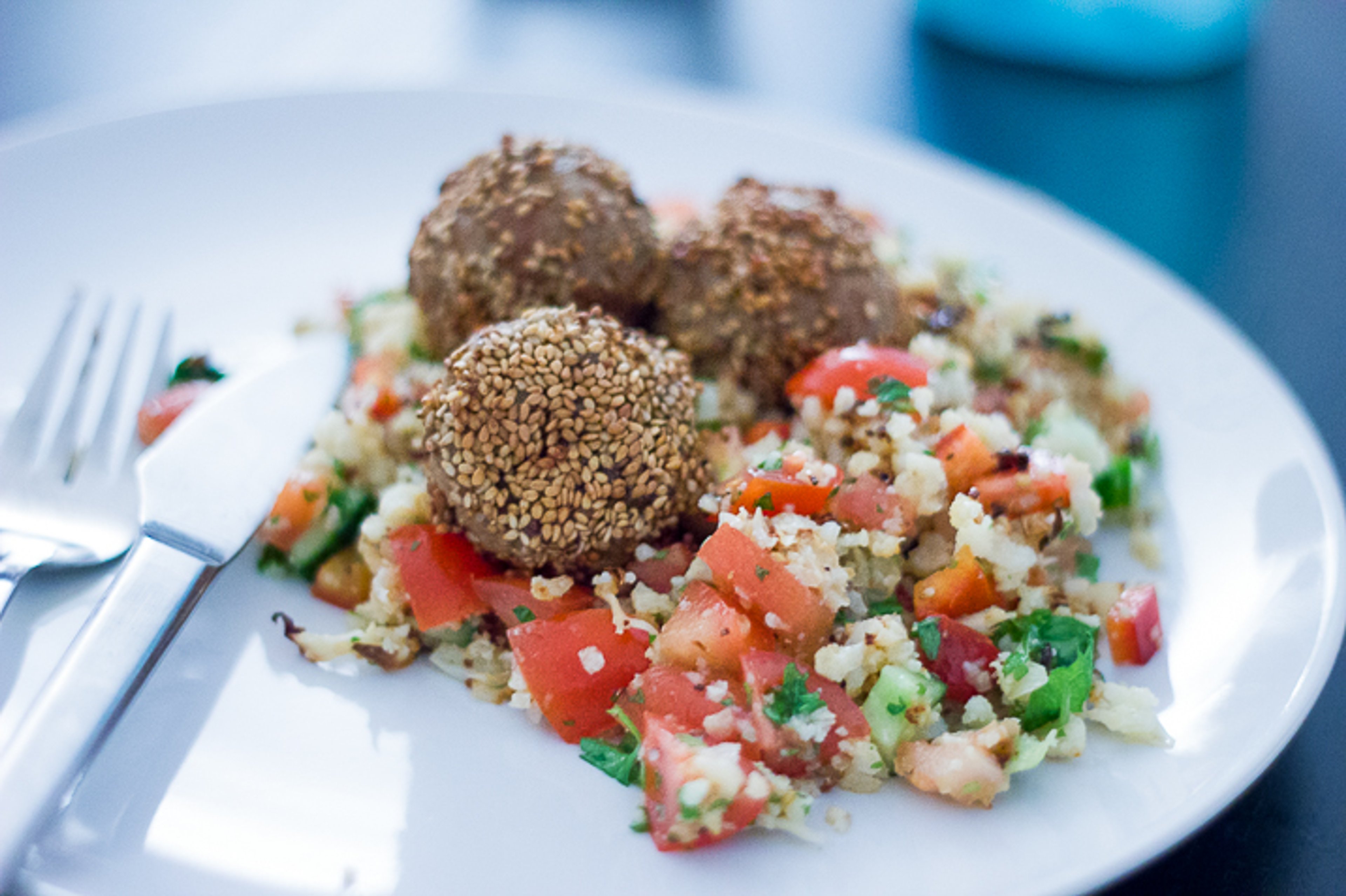 indonesiskefrikadeller-blomkaalstabbouleh-4
