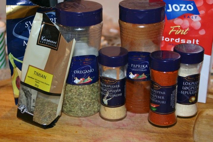 Cajun kyllingeburgere med ananas- og peberfrugtsalsa, kartoffelbåde og ristet broccoli