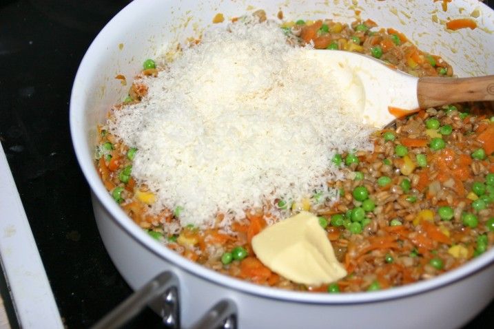 Speltotto med majs, ærter, gulerod og kalkunbacon