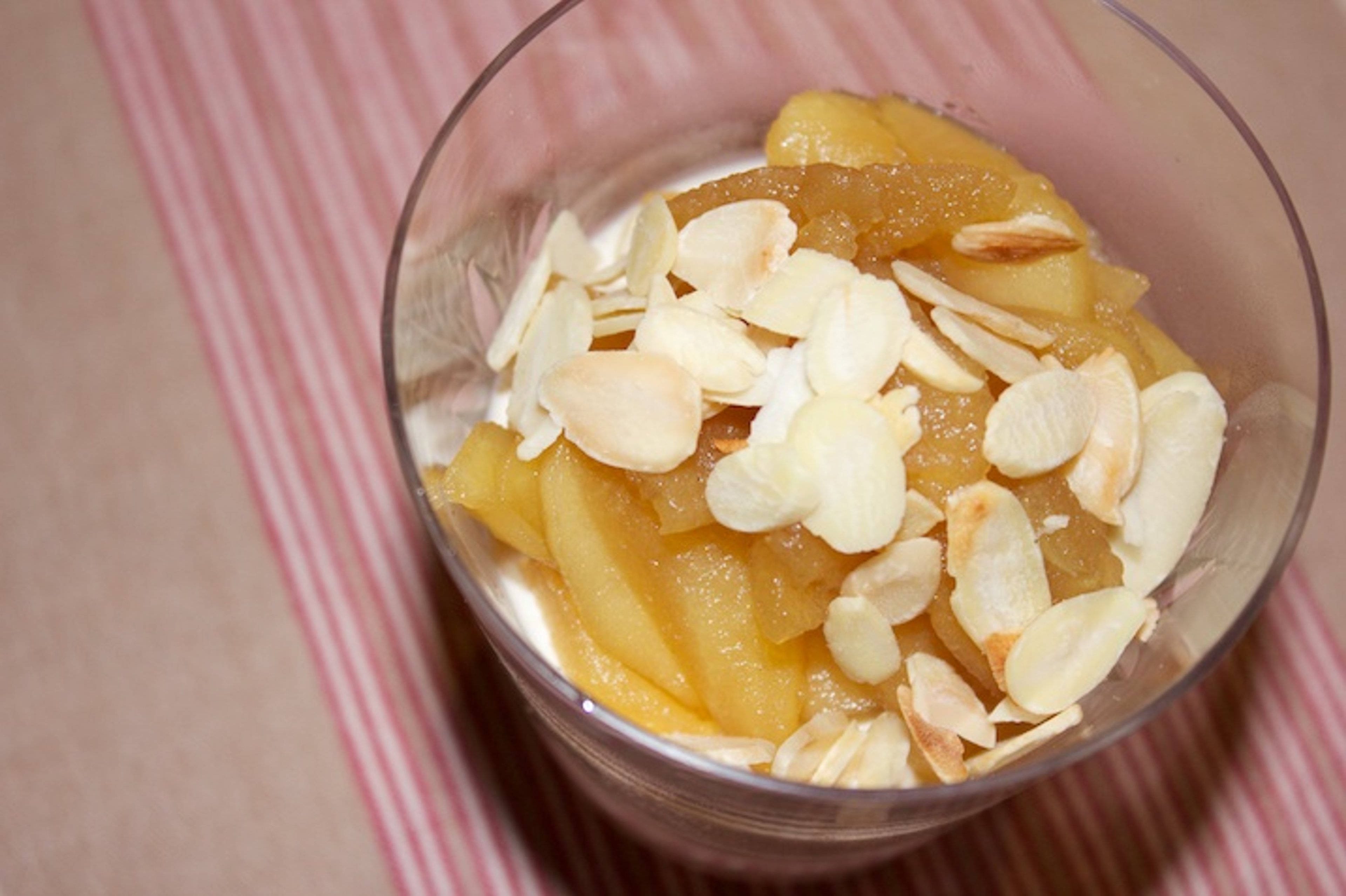 Panna cotta med krydrede æbler