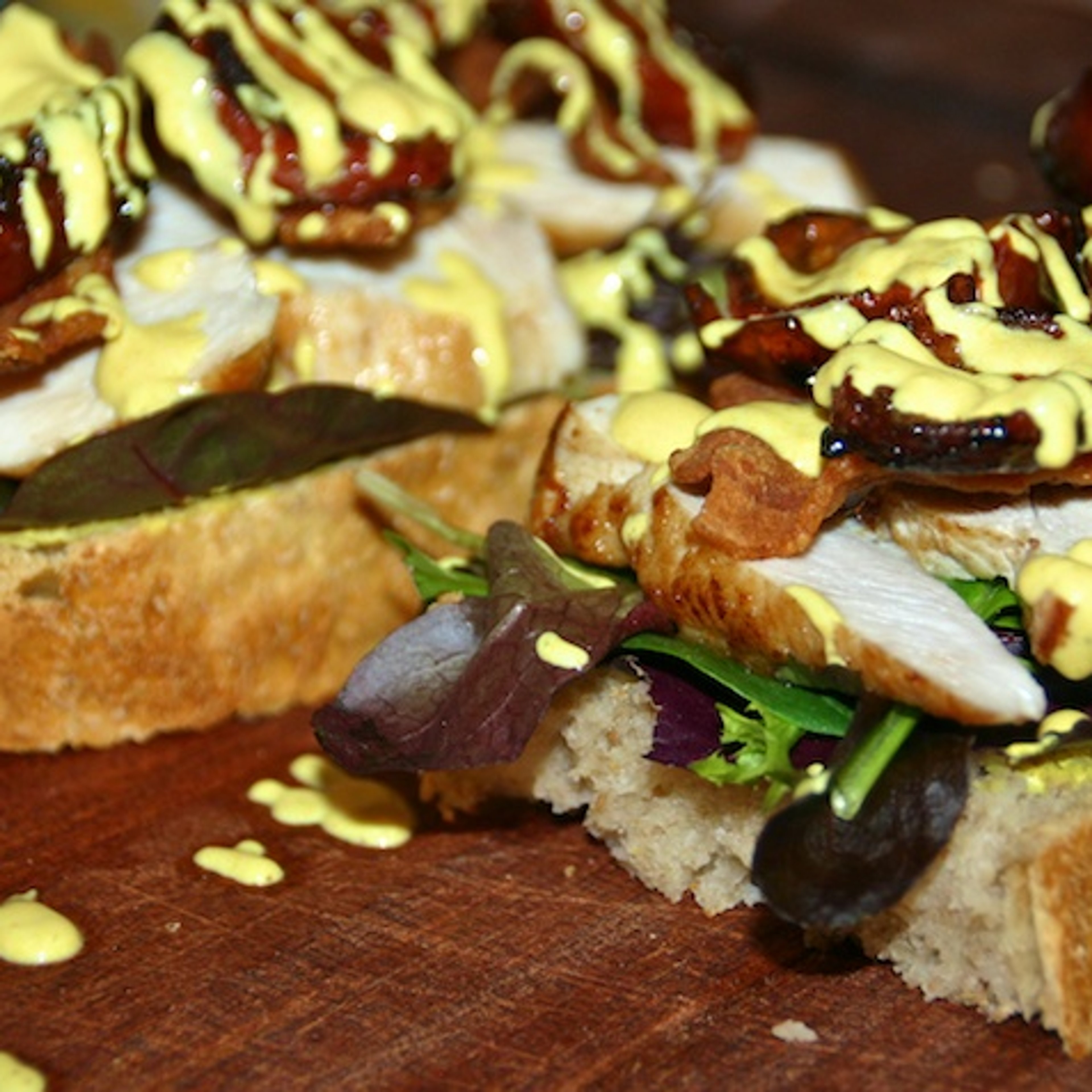 Åben clubsandwich med langtidsstegte tomater