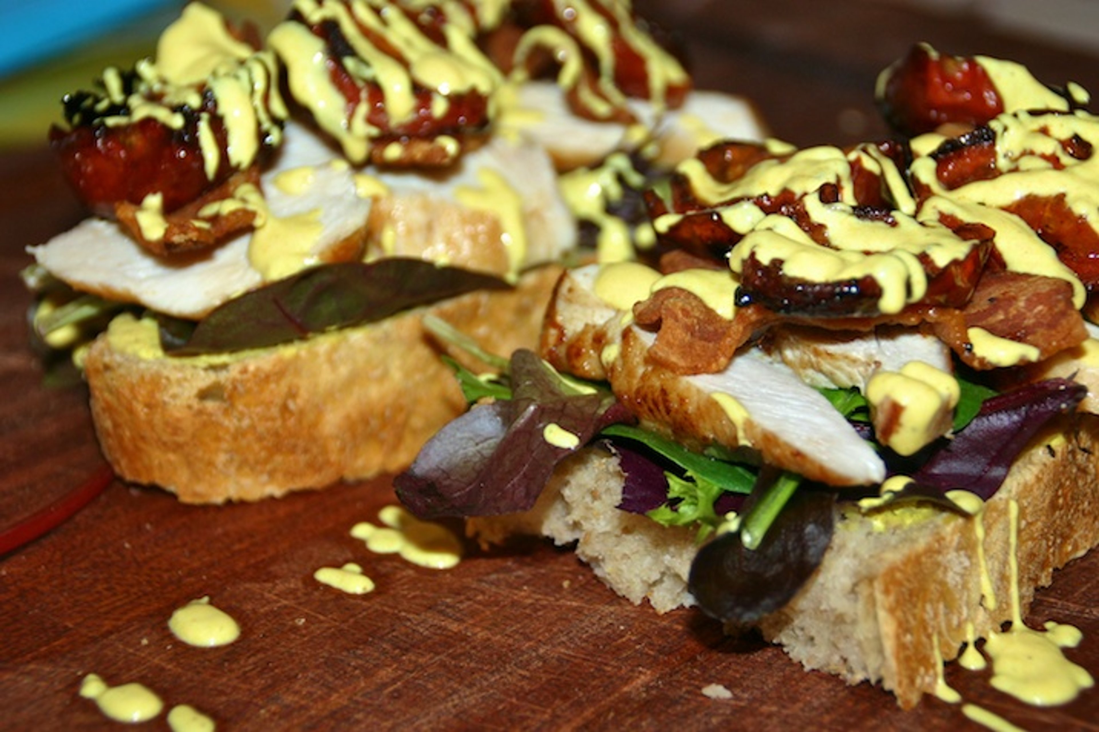 Åben clubsandwich med langtidsstegte tomater