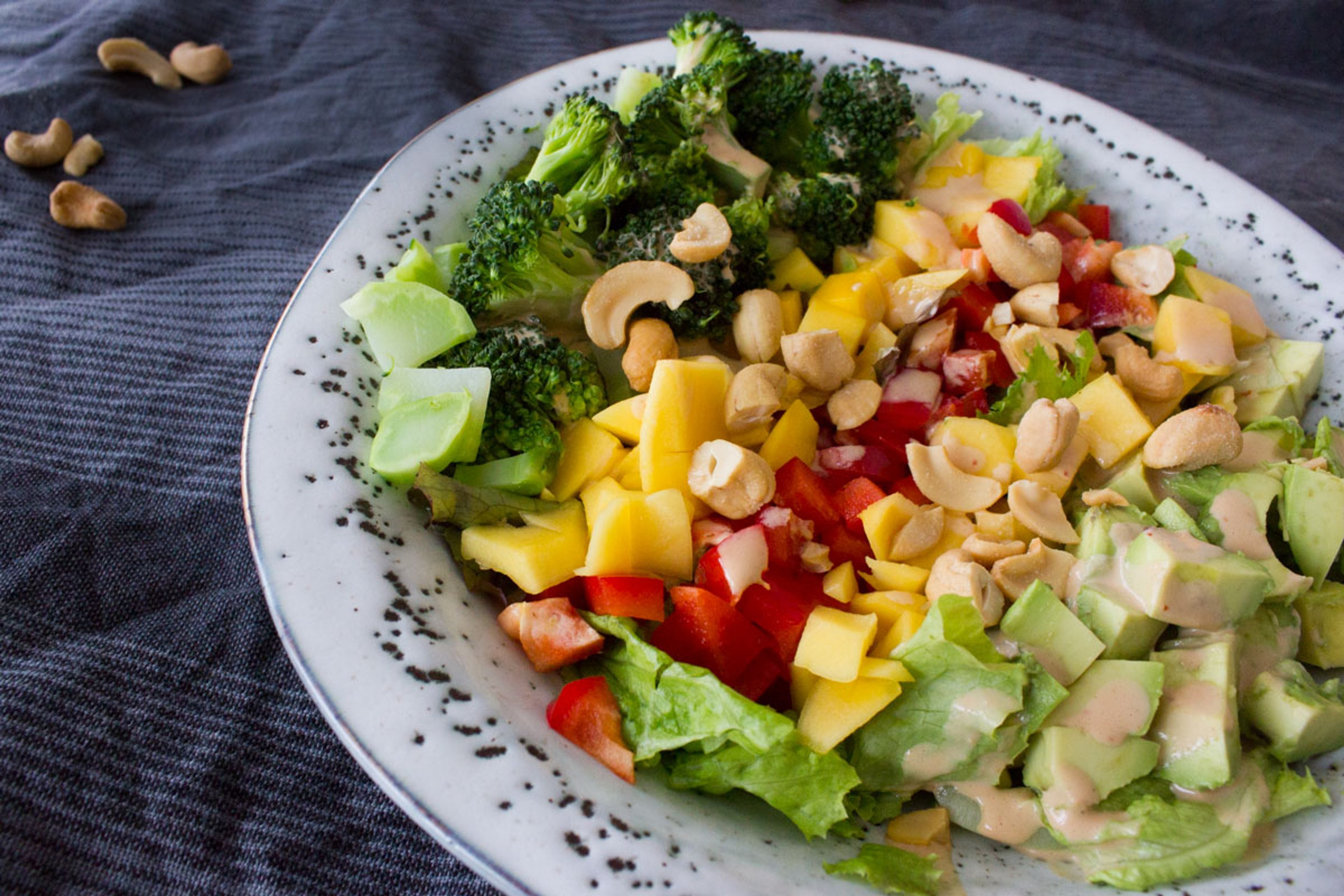 Regnbuesalat med thai-kokosdressing og cashew