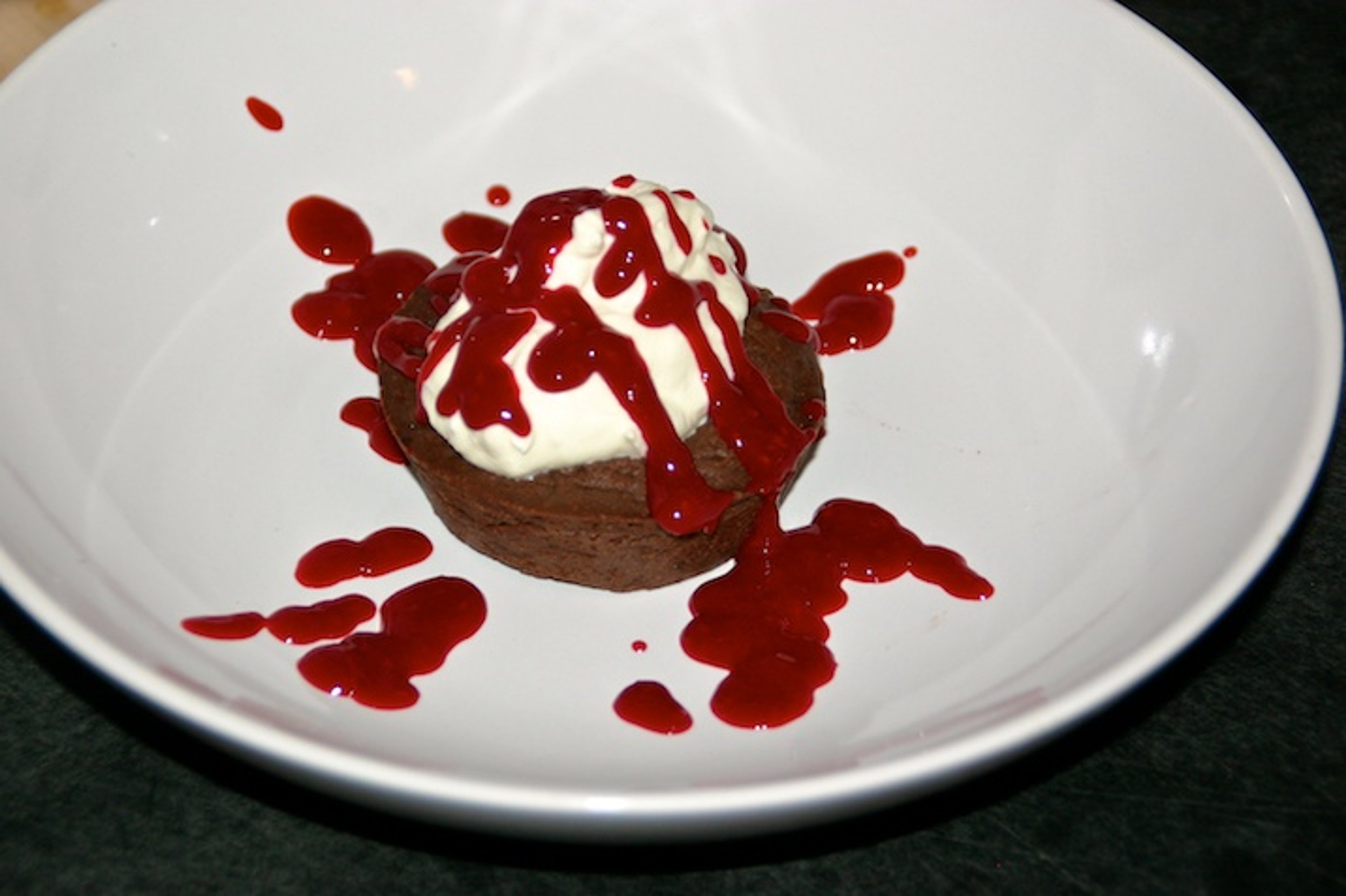 Chokoladekage uden mel med flødeskum og hindbærcoulis