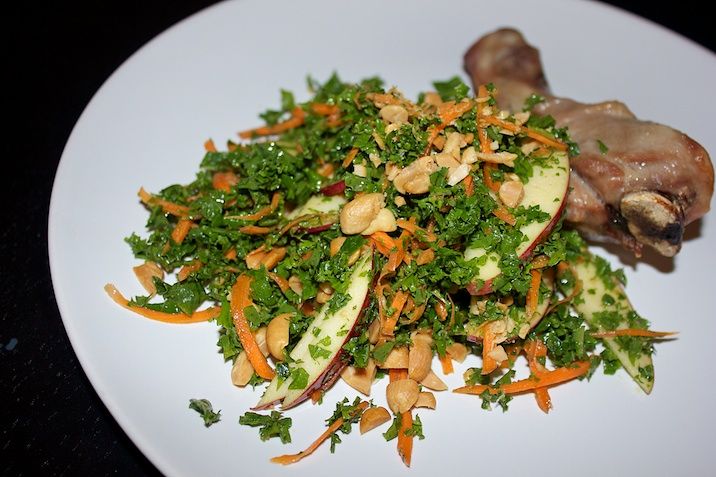 Grønkålssalat med gulerod, æble og peanuts + saltede kyllingelår