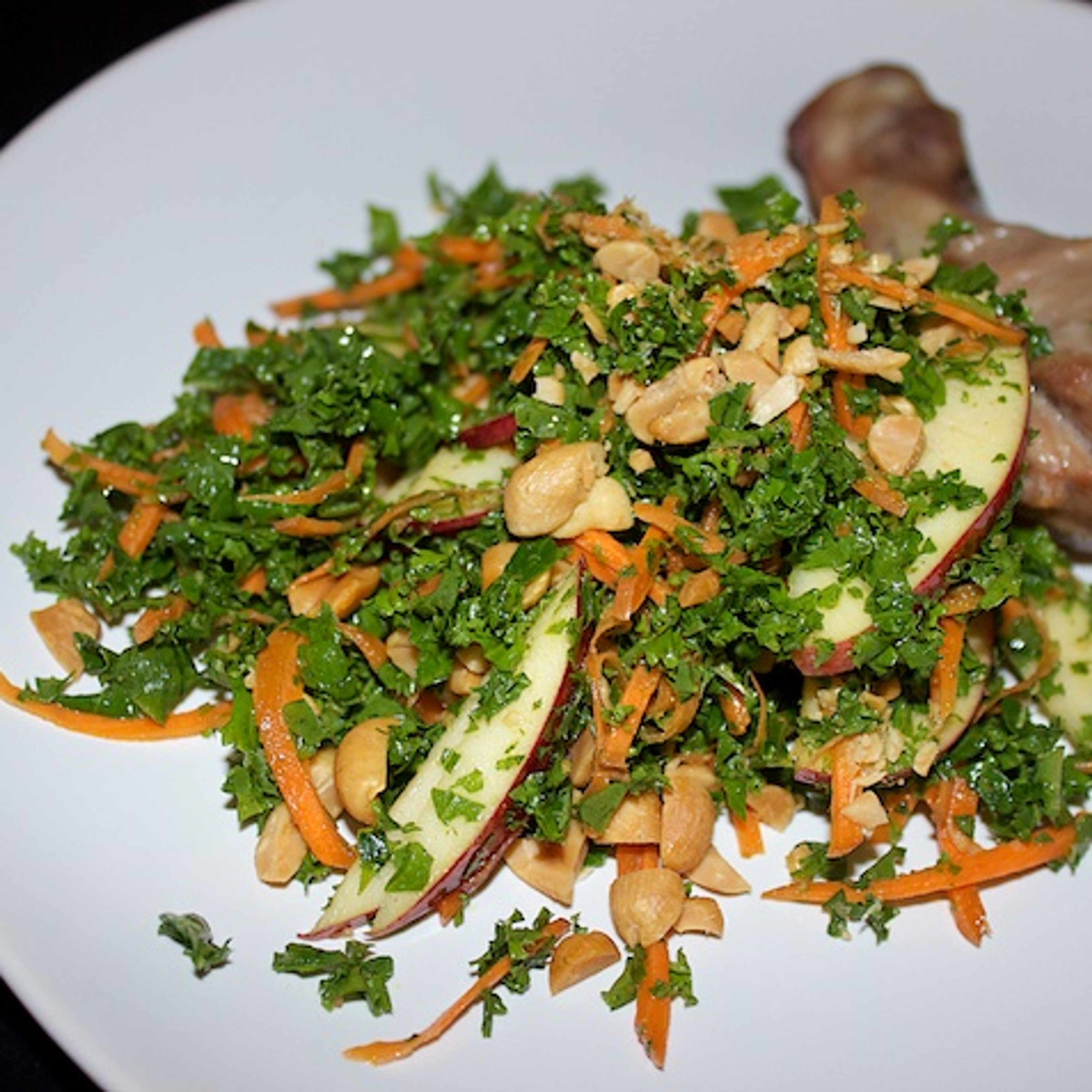 Grønkålssalat med gulerod, æble og peanuts + saltede kyllingelår