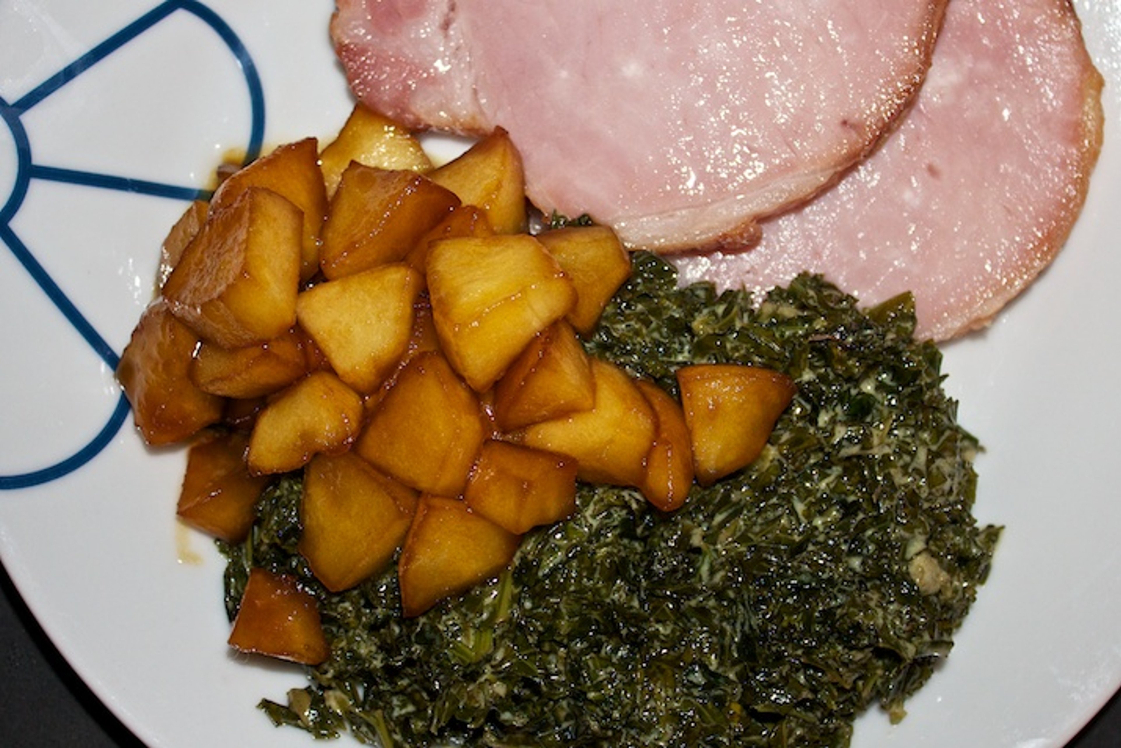 Kogt røget hamburgerryg med grønlangkål og karamelliserede æbler