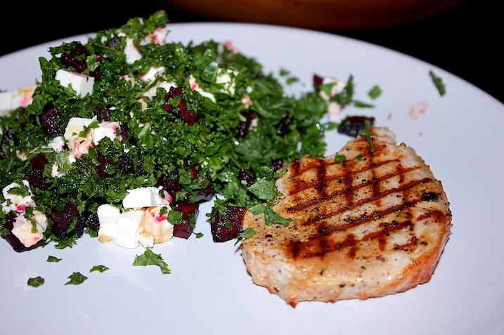 Grønkål med rødbeder og feta + svinekoteletter