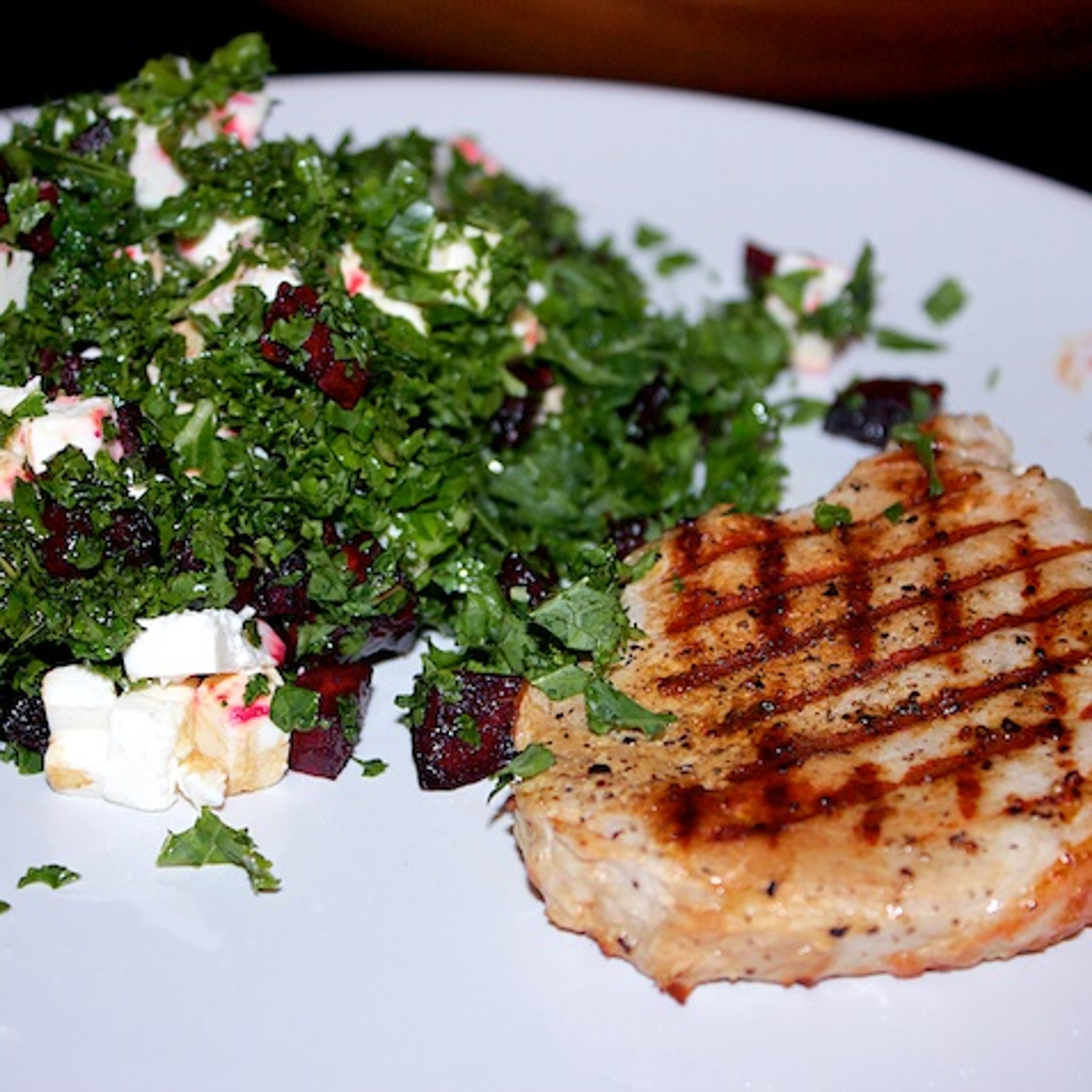 Grønkål med rødbeder og feta + svinekoteletter