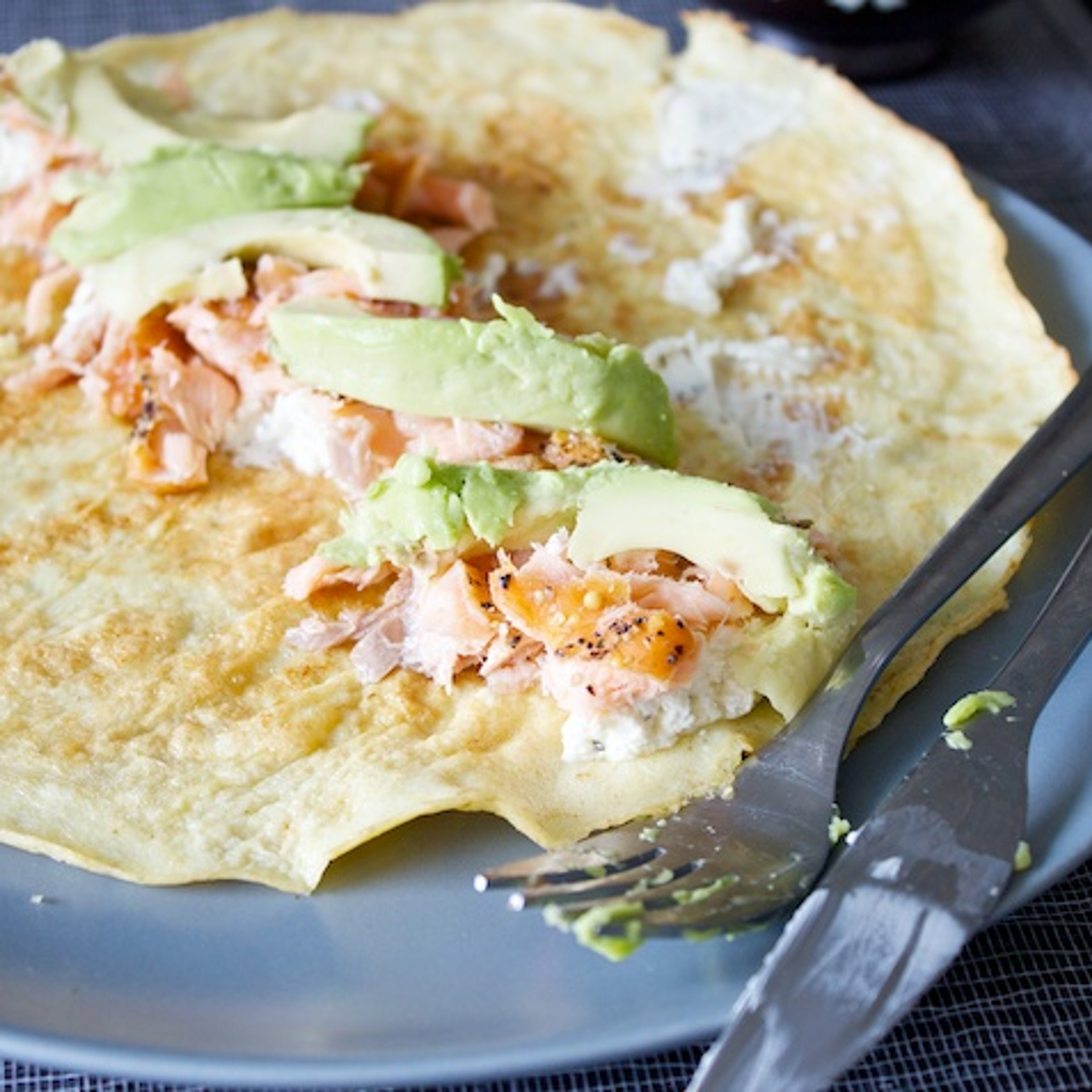 Æggewrap med flødeost, laks og avocado