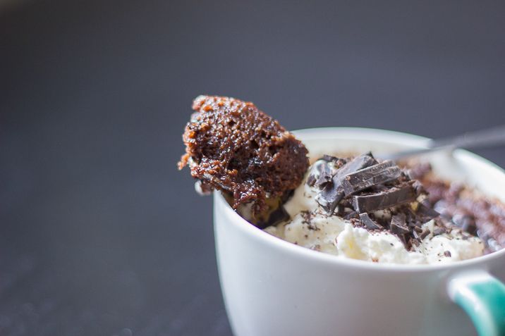 Browniekage i en kop (mug cake)