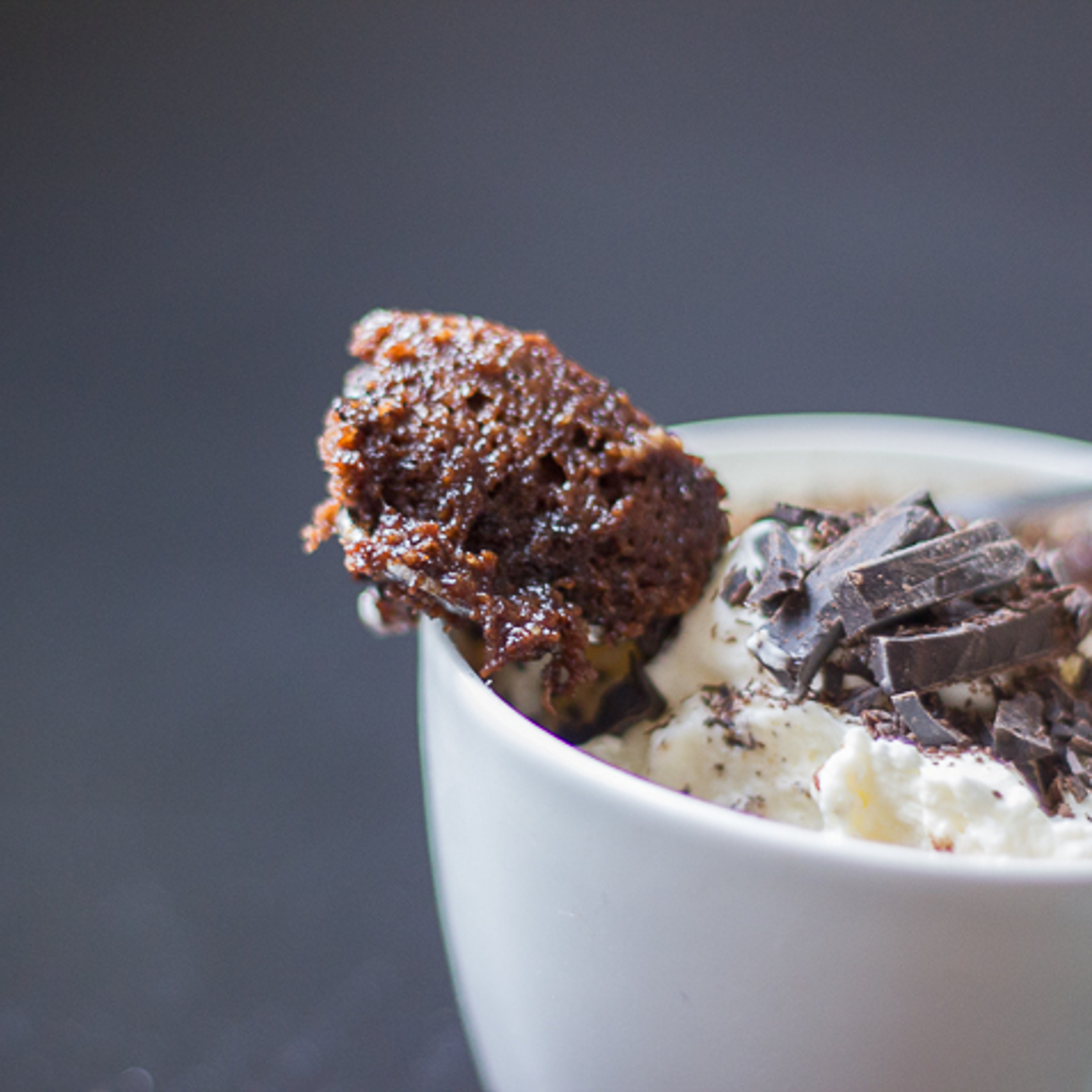 Browniekage i en kop (mug cake)