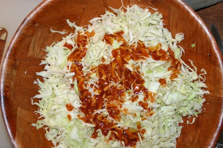 Hvidkålssalat med peanuts - kål + dressing