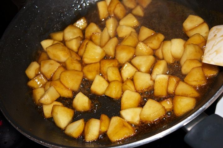 Kogt røget hamburgerryg med grønlangkål og karamelliserede æbler