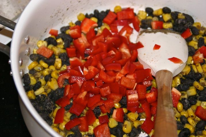 Lun salat med sorte bønner, majs, peberfrugt og avocado