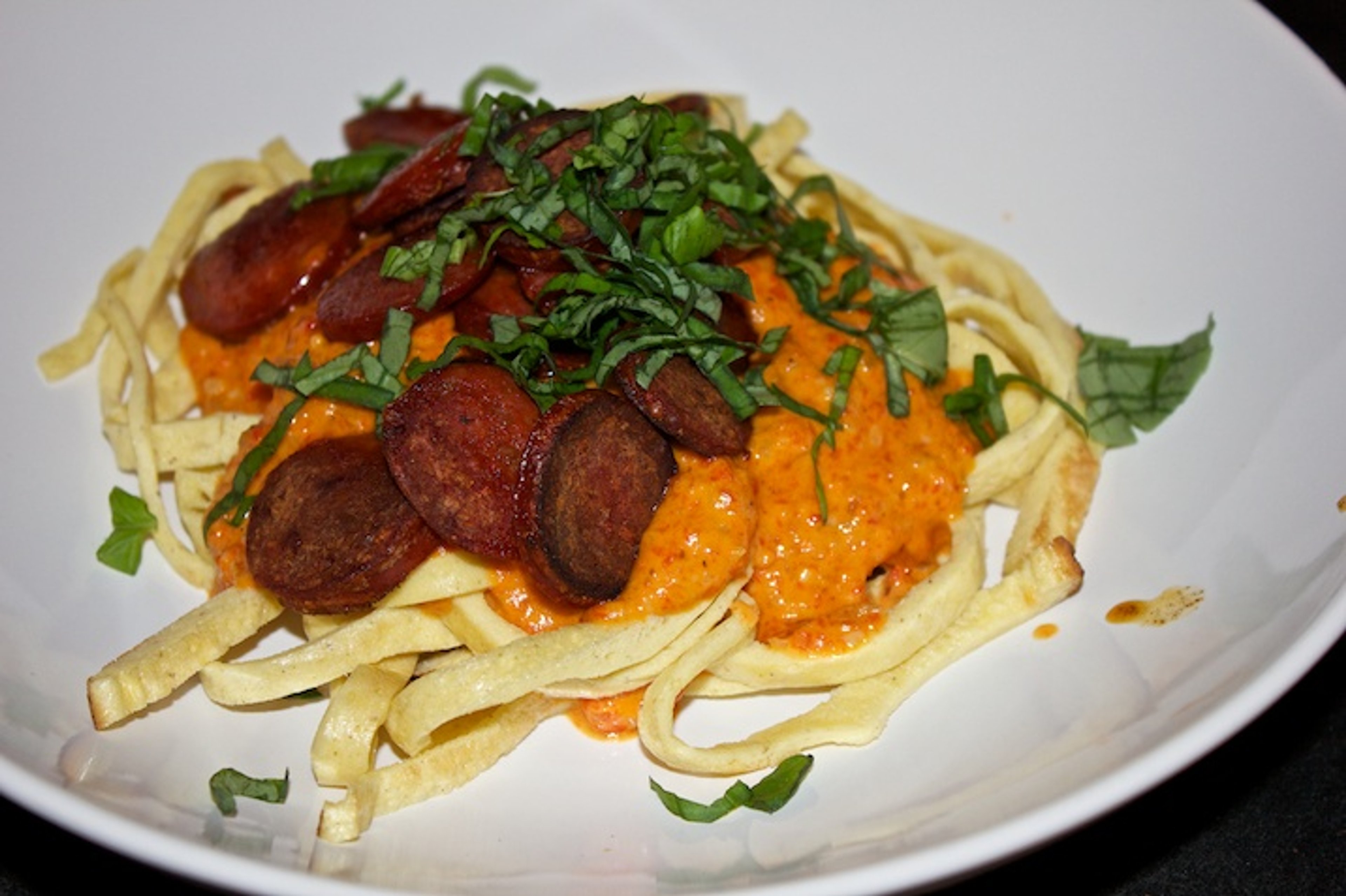 Båndpasta med peberfrugtsauce og chorizo