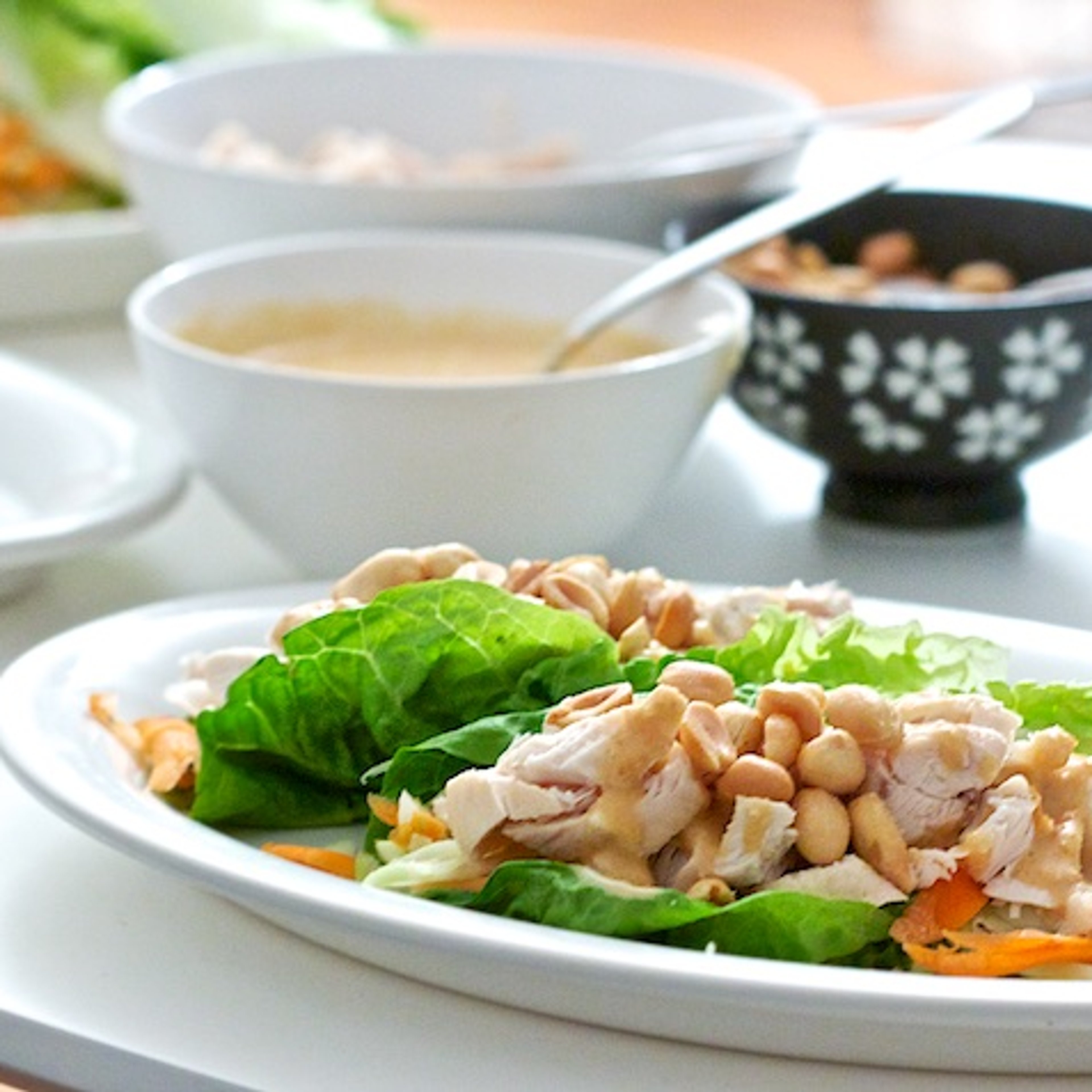 Thai-salatwraps med kylling og peanutsauce