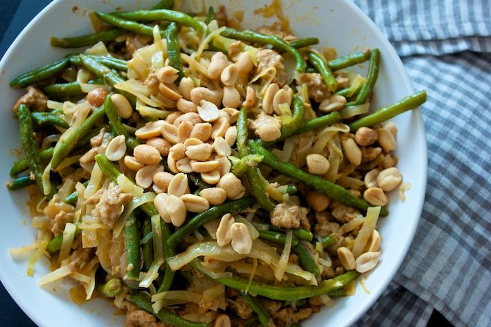 Wokket rød karryret med kylling, kål, grønne bønner og miracle noodles