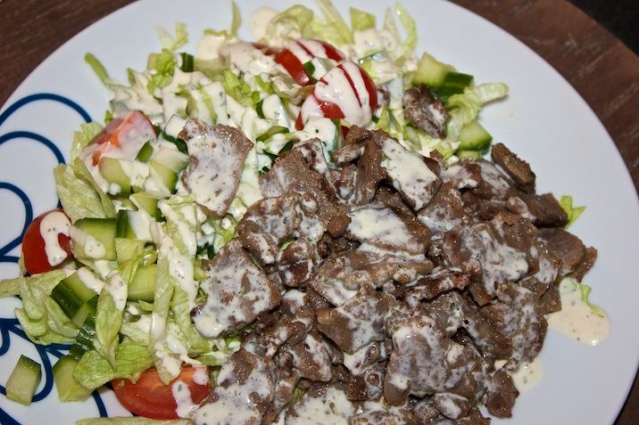 Kebab-salat med (himmelsk) creme fraiche-dressing