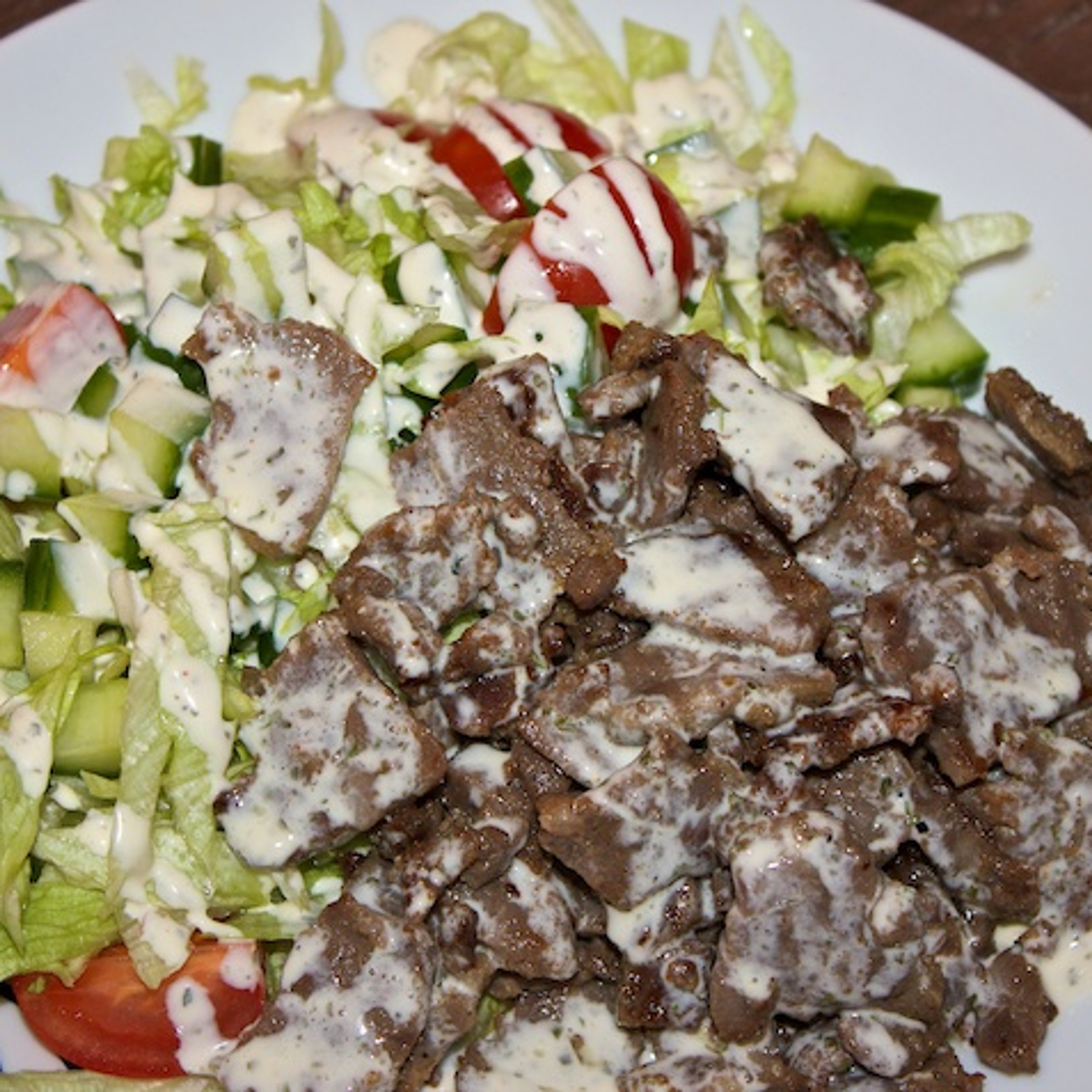 Kebab-salat med (himmelsk) creme fraiche-dressing