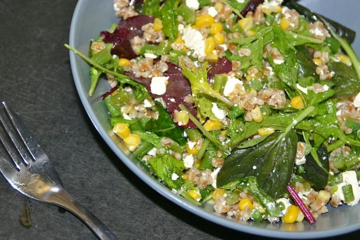 Speltsalat med grønne bønner, friske majs og feta