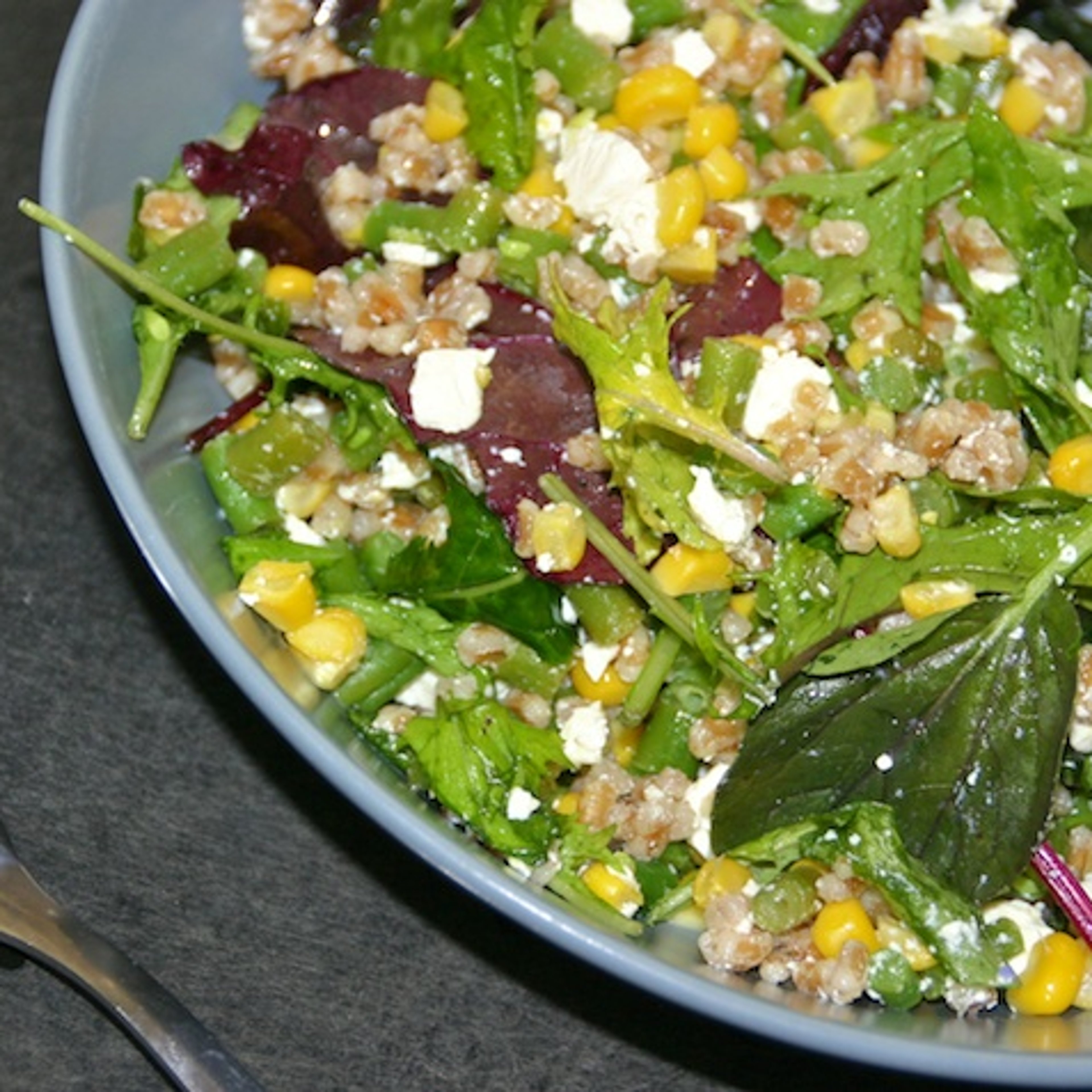 Speltsalat med grønne bønner, friske majs og feta