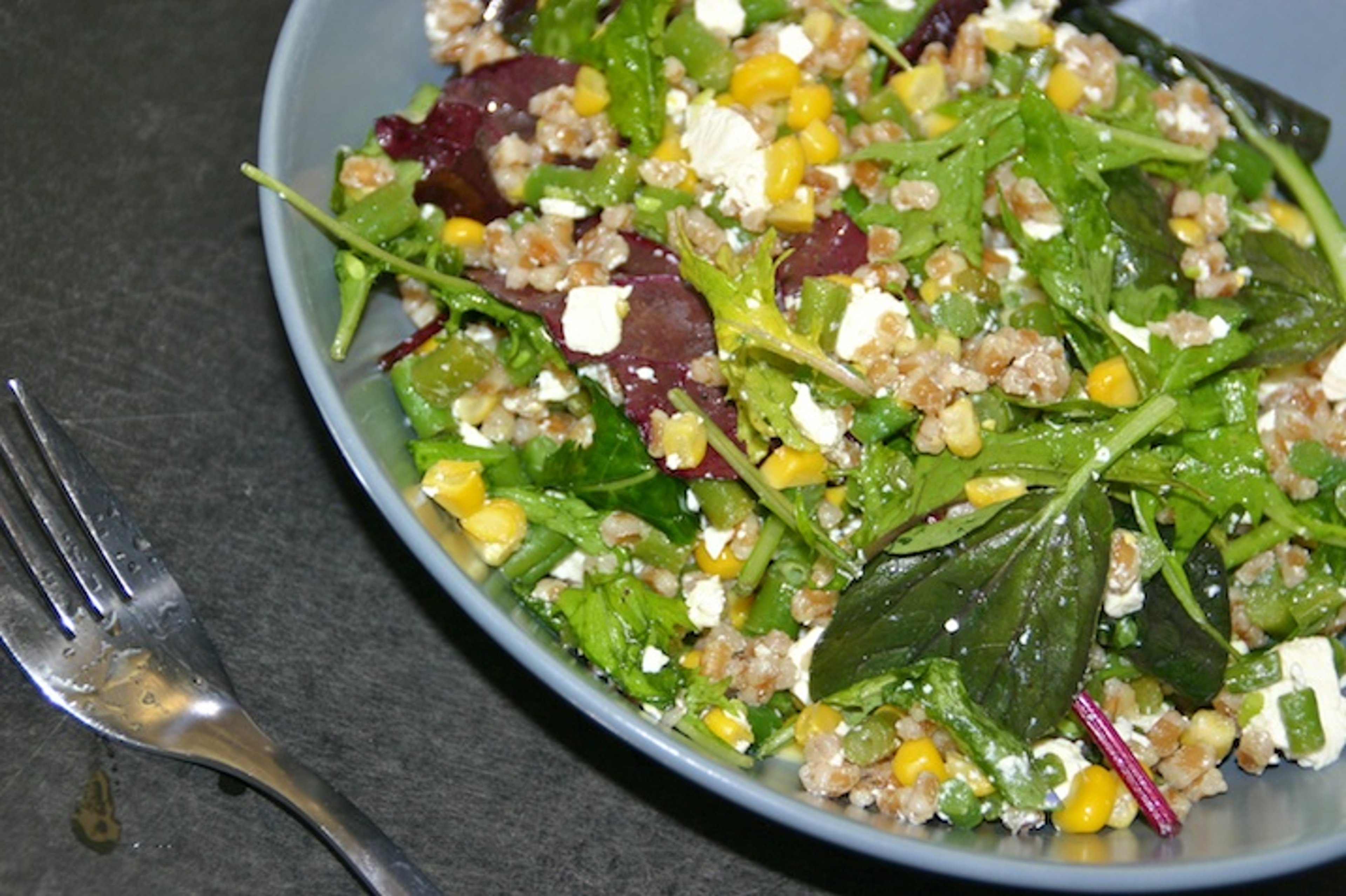 Speltsalat med grønne bønner, friske majs og feta