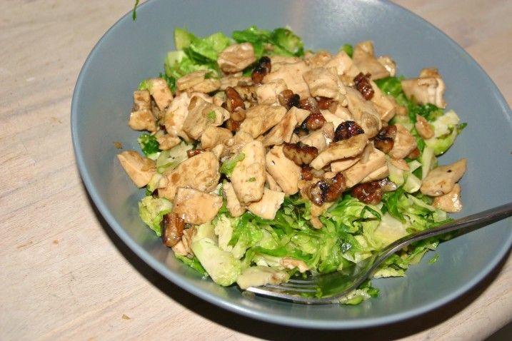 Karamelliseret tofu med rosenkål og pekannødder