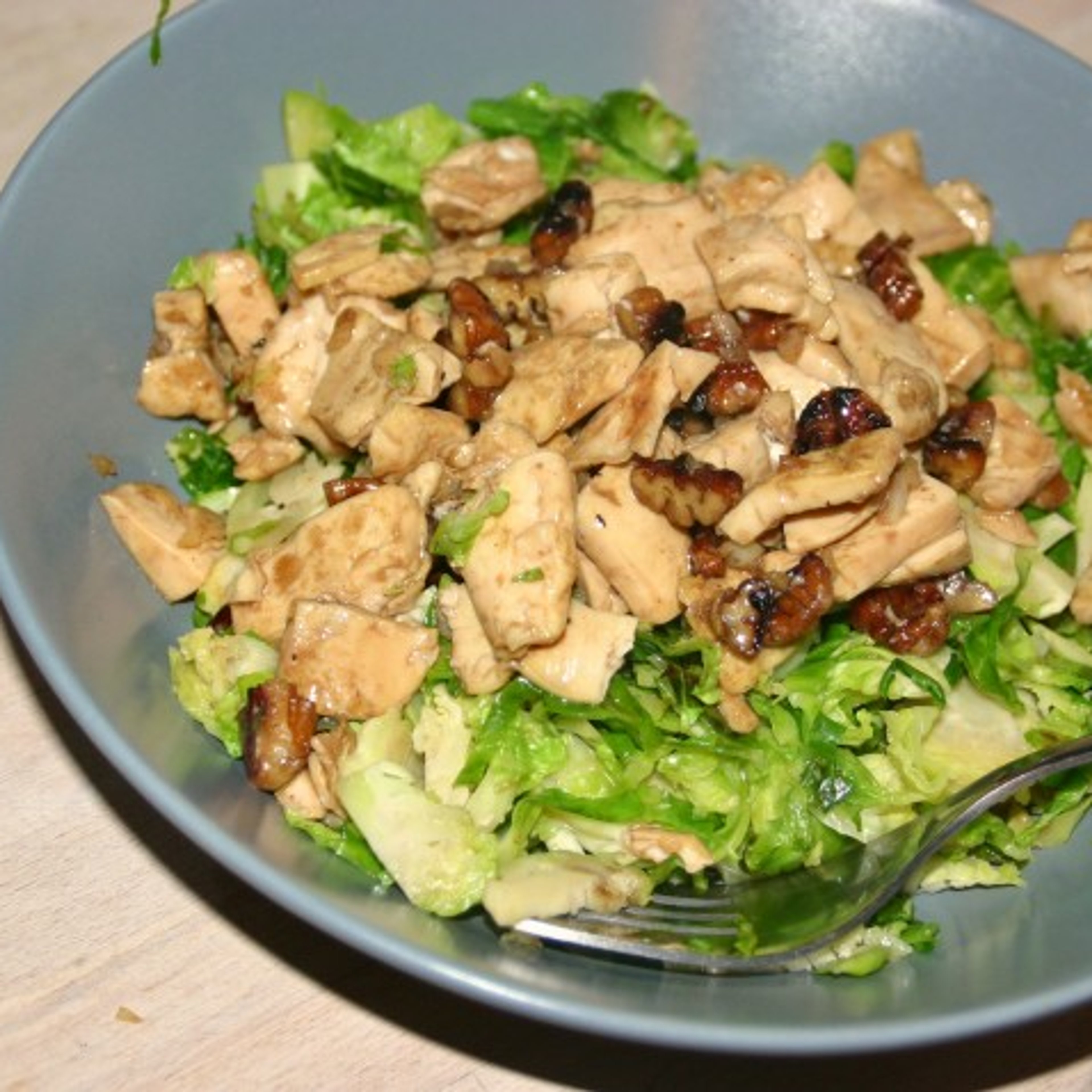 Karamelliseret tofu med rosenkål og pekannødder