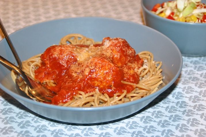 Spaghetti med kyllingekødboller i tomatsauce