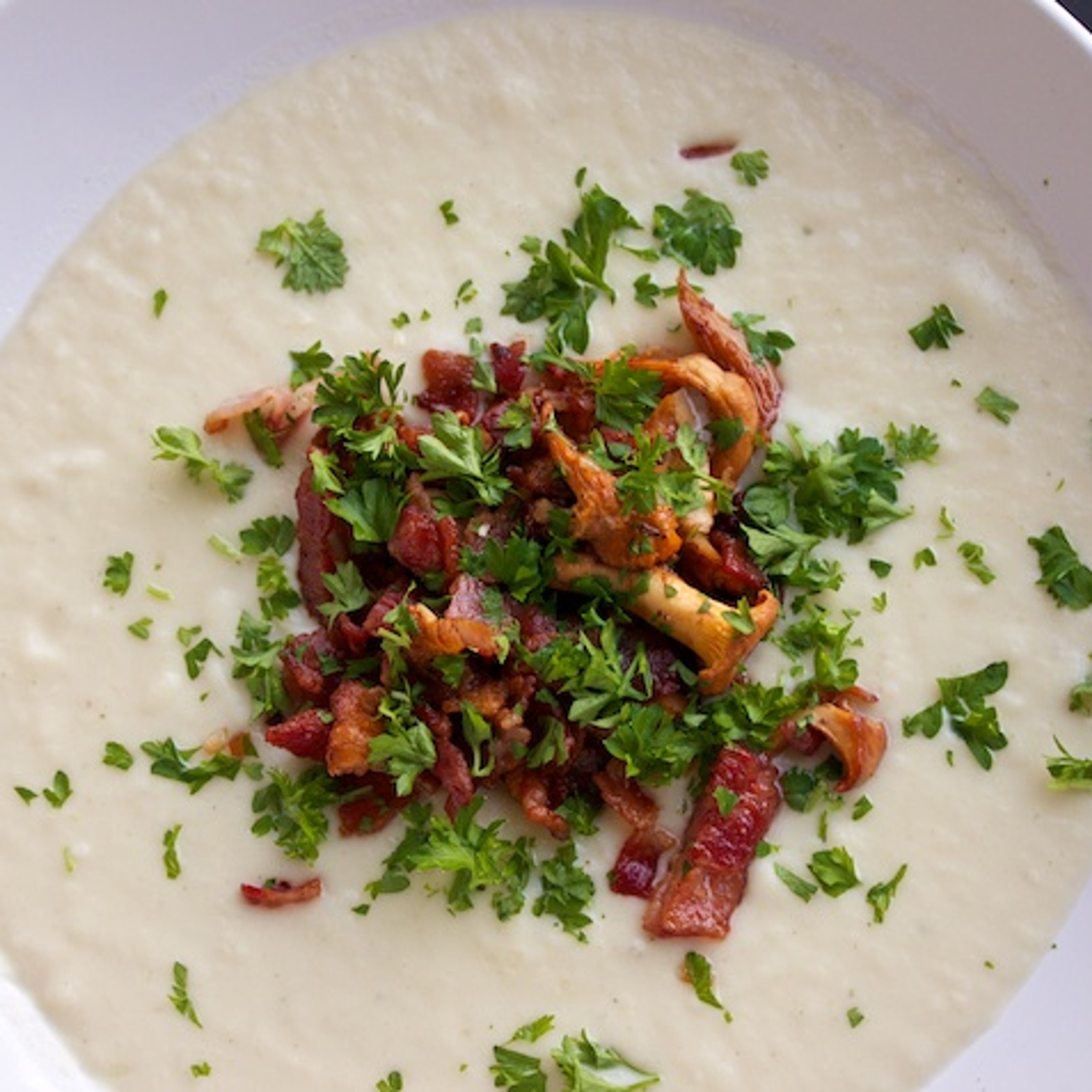 Blomkålssuppe med hvidløgsstegte kantareller og bacon